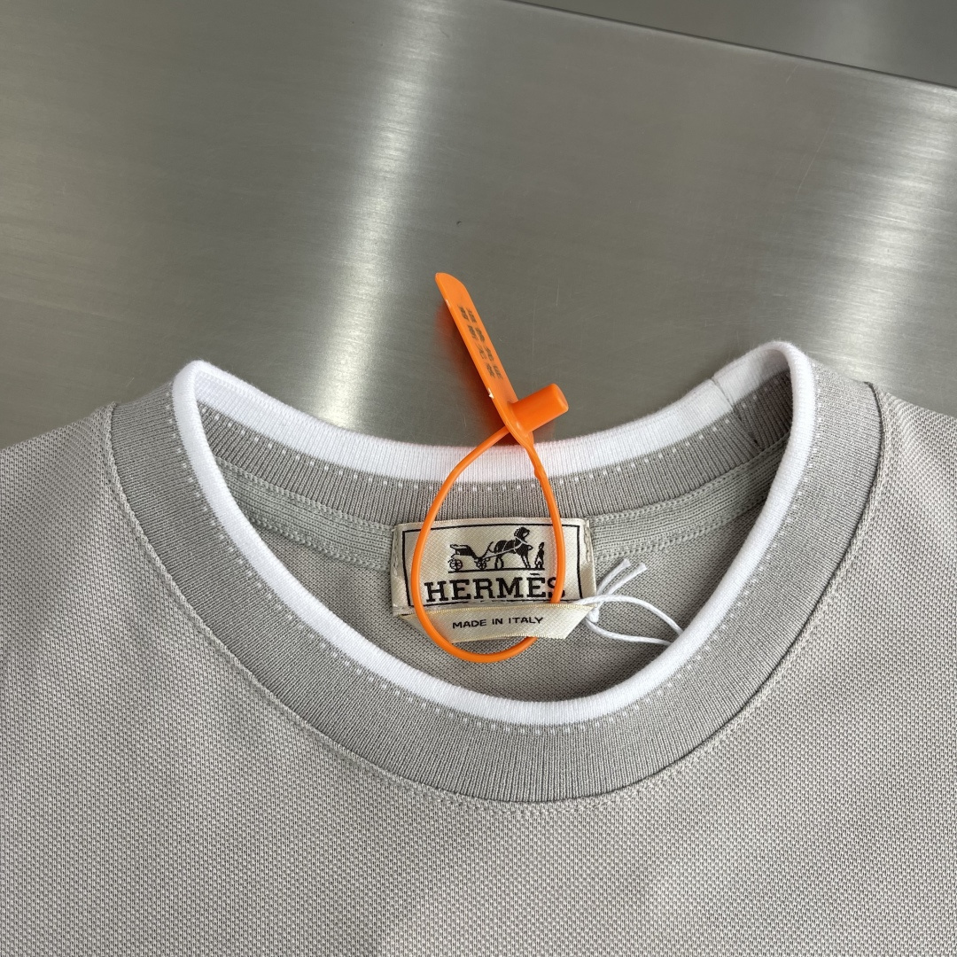 -Herme* Paris    标识刺绣短袖定制爵匠双缕珠润棉 柔润垂坠 舒适亲肤 浅雾灰调晕染松弛自