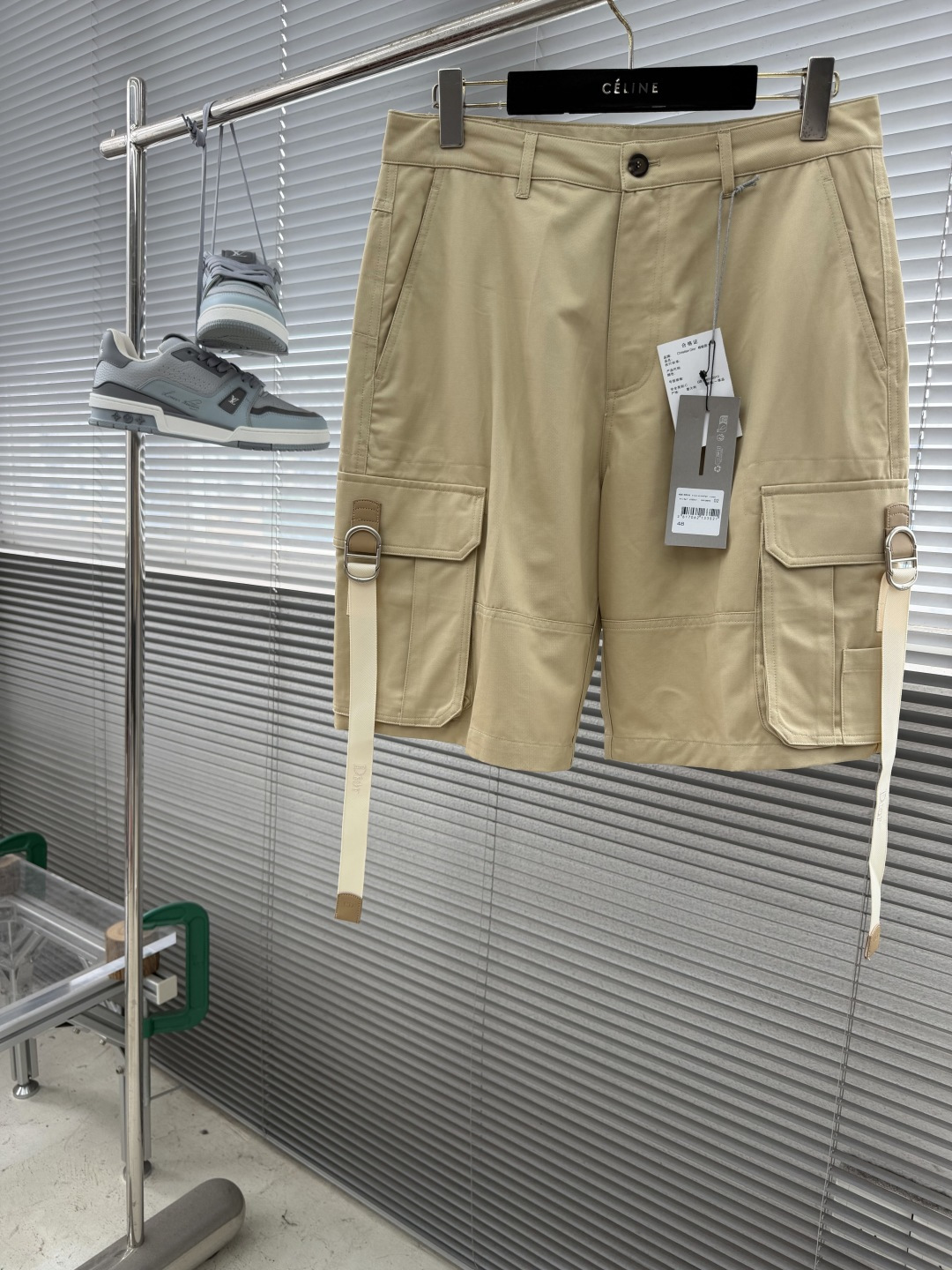-Dio    26春夏新款工装短裤。这款工装短裤以高订风范版本演绎实用的衣橱经典单品。采用棉质华达呢面