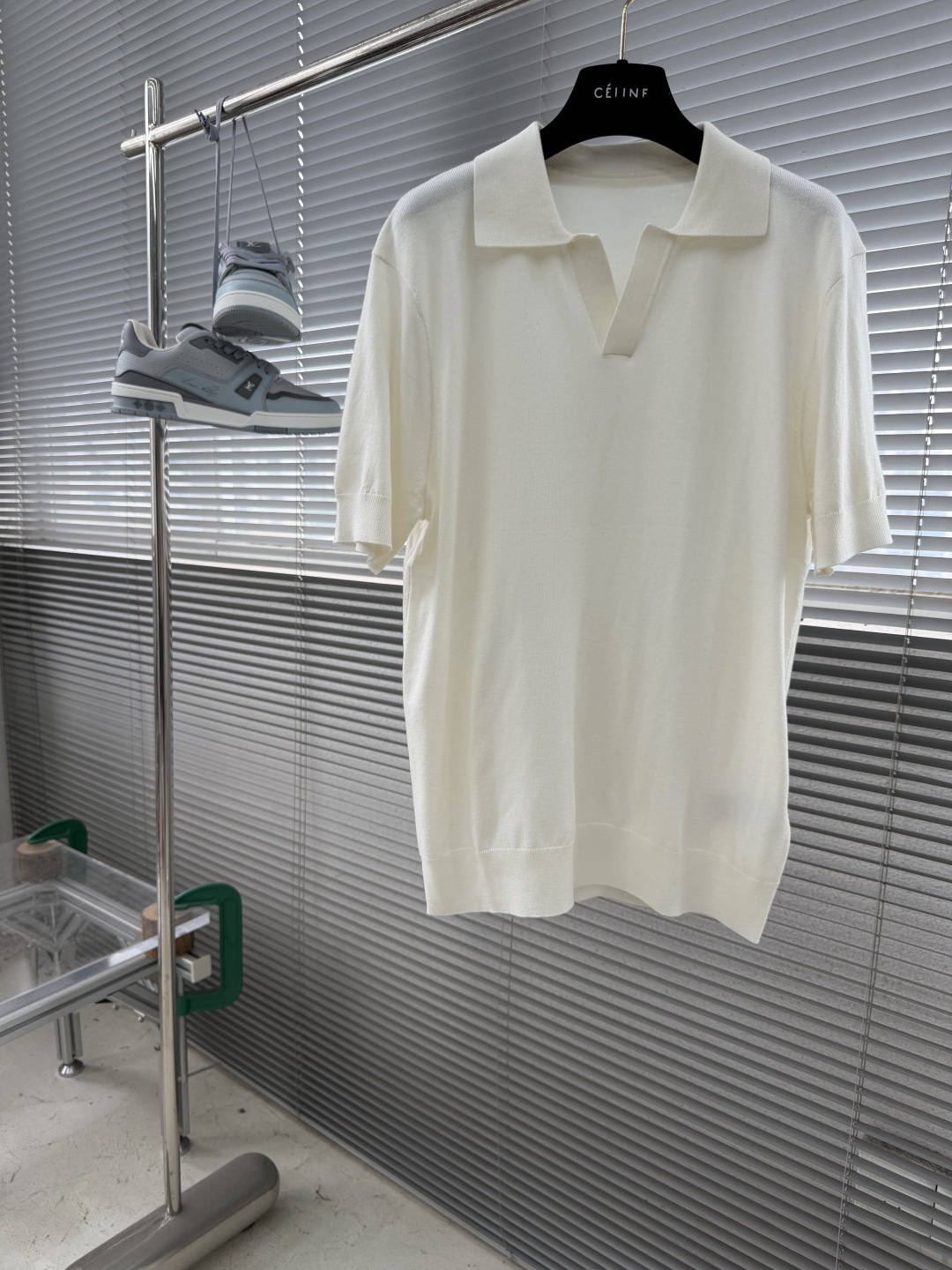 -Loro Piana     新款海鸥领针织Polo衫，经典翻领+V字开口设计，采用精纺羊毛，桑蚕丝混