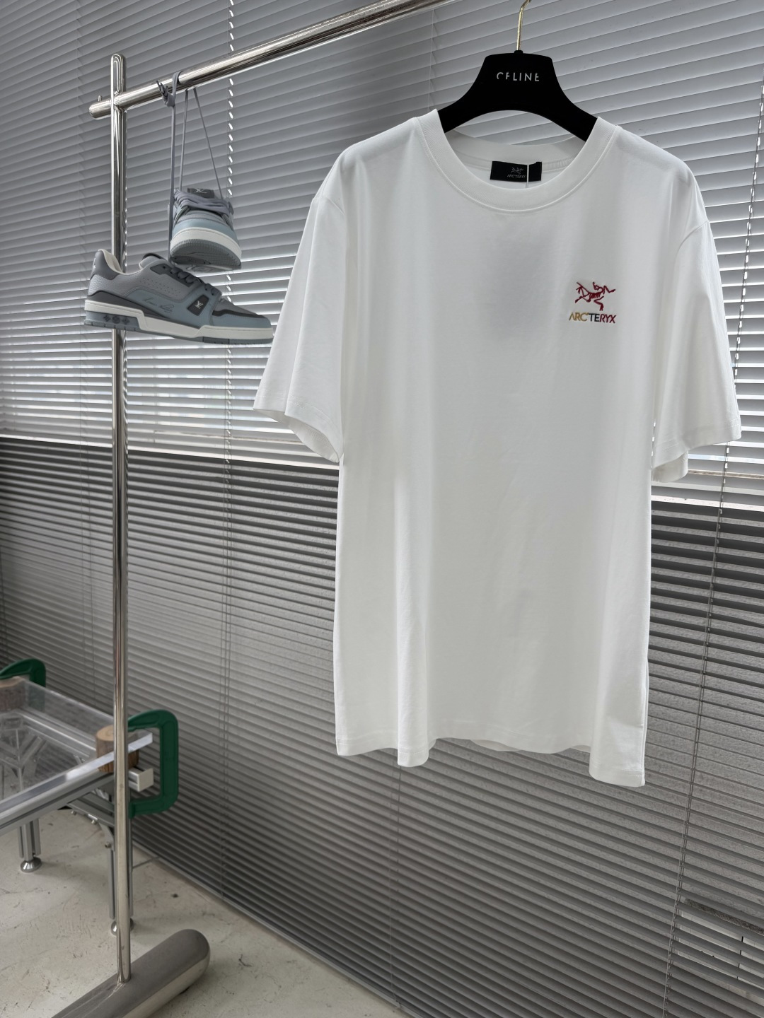 NO:905240,- Niaojia's new embroidered details men's and women's short-sleeved T-shirts!  Colorful embroidered logo on the front, fashionable and casual short-sleeved T-shirt!  Designed with classic big-name elements and embroidery craftsmanship. Selected 32-count 280g cotton fabrics are imported from customers. They are soft to the touch and skin-friendly, comfortable to wear and breathable. The real thing will definitely make you fall in love with it!  The round neck cut with loose shoulders and dropped shoulders, non-sexist style for couples to wear together, opens up a new fashion style!  Size: S-XXL, jil sander, T-shirt, tees, t-shirt,19860909- 鸟家 新款绣花细节男女同款短袖t恤！ 前幅彩色刺绣logo,时尚休闲短袖t恤衫！经典大牌元素刺绣工艺设计.精选客供进32支280g全棉面料,手感柔软亲肤,着身舒适透气性都无法挑剔,实物绝对会让你爱不释手！宽松小落肩的圆领版型裁剪,无性别主义的情侣混穿款式,打开全新的时装新韵味！ 尺码:S-XXL,,jil sander,T-shirt,tees，t-shirt,,Men's clothing