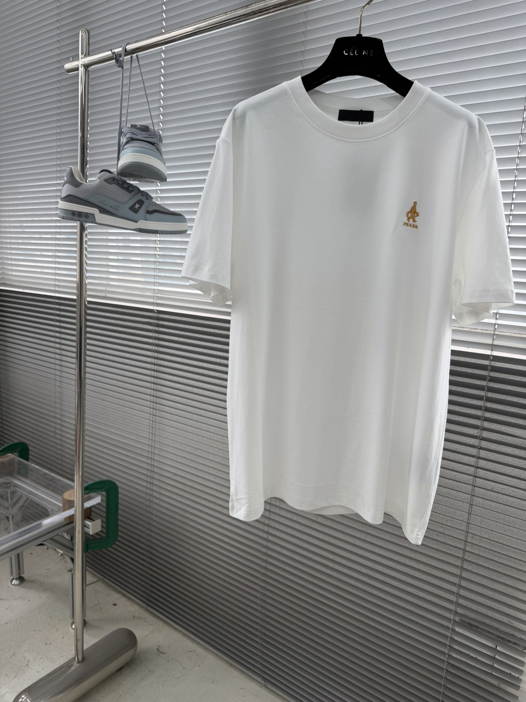 NO:905230,-PRAD 2026SS new spring and summer round neck short-sleeved T-shirt, made of high-weight high-quality long-staple cotton fabric, with a delicate and smooth touch, breathable and skin-friendly, and a draped, stiff upper body that is not easily deformed. The exquisite embroidered logo on the chest is full of three-dimensional workmanship, and the overall line routing is neat and tight. The loose and moderate daily version is suitable for all kinds of body shapes, and the simple and low-key design style is suitable for wearing alone or as an inner layer, making it easy to create a light, luxurious and high-end daily outfit.  Size S-XXL,,prada,T-shirt,tees,t-shirt,19860909-PRAD 2026SS春夏新品圆领短袖T恤,甄选高克重优质长绒棉面料,触感细腻顺滑,透气亲肤,上身垂坠挺括不易变形.胸前精致徽章刺绣标识做工饱满立体,整体走线工整严密.宽松适度的日常版型适配各类身形,简约低调的设计风格,单穿内搭都合适,轻松打造轻奢高级的日常穿搭. 码数S-XXL,,prada,T-shirt,tees，t-shirt,,Men's clothing