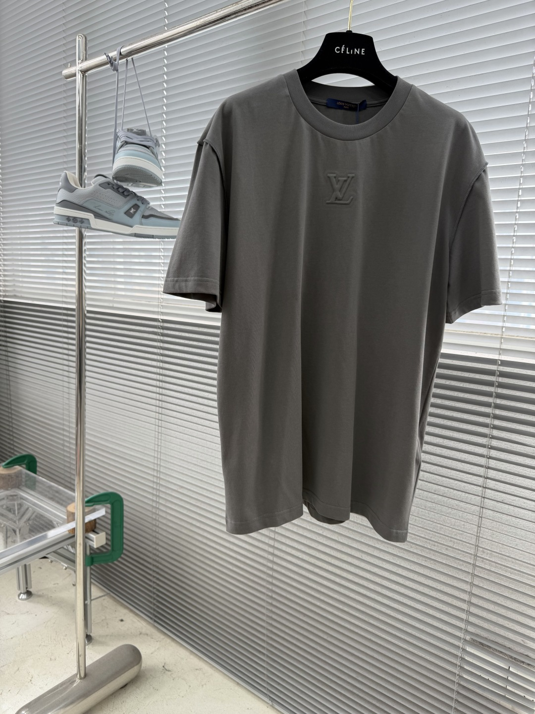 NO:935513,-Donkey brand embossed logo short sleeves are made of 32-count double-yarn combed cotton. The threads are made of 1*1 matching Solona. Original customized 11 1V logo embossing mold, the same proportion of size and thickness. This T-shirt is made of soft cotton knitting, with brand elements to light up the classic design. The shoulder stitching and the mulberry silk intarsia label on the back show an inside-out effect, and the silicone LV logo embroidery adds to the brand style. Size S M L XL Bust  108112116 Length 70727476 Shoulder width 50515253,,louis vuitton,louis vuitton,T-shirt,tees,t-shirt,19860909-驴牌 压花标识短袖 采用32支双纱精梳棉. 螺纹采用1*1配套索罗娜. 原版定制11 1V标识压花模具,同比例尺寸与厚薄度. 本款T恤取材柔软棉布针织,以品牌元素点亮经典设计.肩头缝线和背后的桑蚕丝嵌花标签呈现内外翻转效果,硅质LV标识刺绣再添品牌格 调. 码数S M L XL 胸围 108112116 衣长70727476 肩宽50515253,,louis vuitton,louis vuitton,T-shirt,tees，t-shirt,,Men's clothing