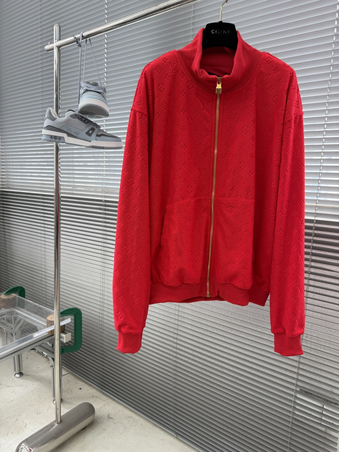 NO:912748,Top - The aurora red terry cloth sports suit from Donkey Brand's 2026 early autumn series is made of high-saturation red with all-over dark patterned flowers, which has both visual impact and low-key luxury. It adopts the 'Aurora Red' color tone and has its own eye-catching buff; the fabric is soft terry cloth with a fufu touch, excellent warmth retention and comfort.  The all-over dark pattern presbyopic design is low-key and noble; the lapel + zipper cut is neat and casual, and it is very atmospheric for daily or holiday wear. It combines sports style and luxury, and is part of the 'tribe and atmosphere' narrative of the 1V men's wear series. It is suitable for wearers who pursue individuality and texture. Size S M L XL, Louis Vuitton,19860909上衣 -驴牌 2026早秋系列中的极光红毛圈布运动套装,以高饱和度红色搭配满幅暗纹老花,兼具视觉冲击力与低调奢华感. 采用“极光红”色调,自带吸睛buff；面料为柔软毛圈布,触感fufu的,保暖性与舒适度极佳. 满幅暗纹老花设计,低调显贵；翻领+拉链剪裁,休闲中透着利落感,日常或节日穿着都极具氛围感. 融合运动风与奢华感,属于1V男装系列中“部落与氛围”叙事的一部分,适合追求个性与质感的穿搭者. 码数S M L XL,,louis vuitton,,Men's clothing