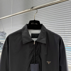 -PRAD 饰标翻领小外套精选高密织造尼龙面料,纤维肌理紧实饱满,整体质地轻盈轻薄,上身零负重。 -PRAD 饰标翻领小外套精选高密织造尼龙面料,纤维肌理紧实饱满,整体质地轻盈轻薄,上身零负重。