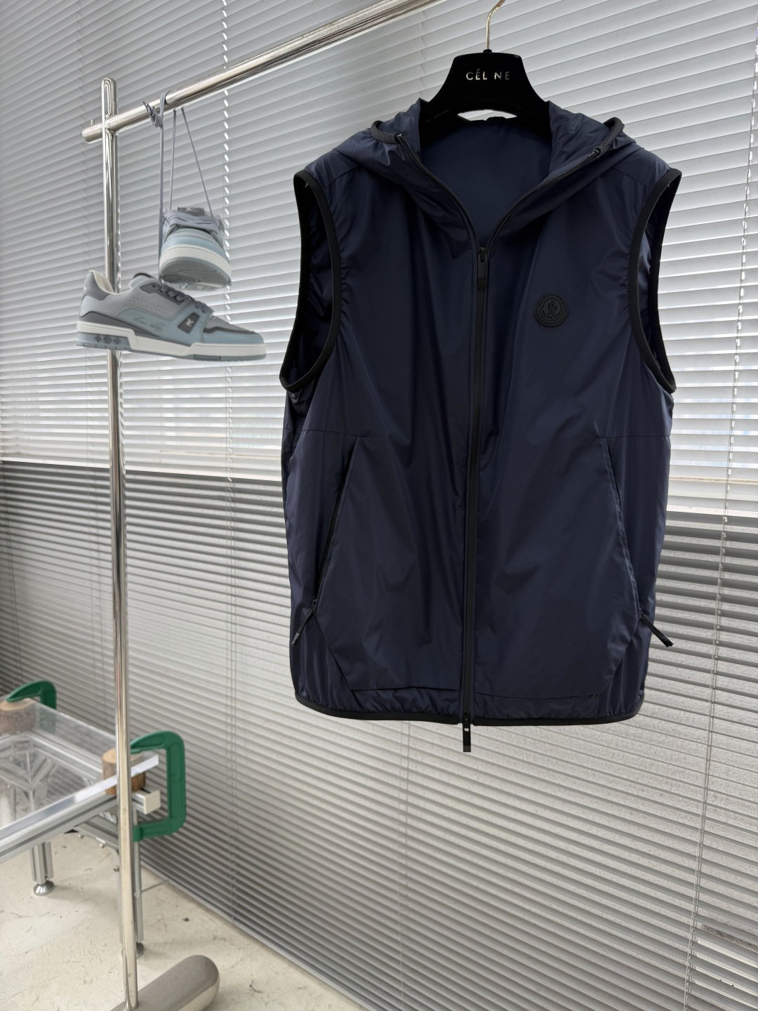 NO:938219,-mon 2026 Early Autumn New Hooded Vest This vest adopts a hooded design. This vest is made of original customized 40D high-density regenerated nylon fabric. It is crisp and stylish, has a delicate luster, and presents a high-end texture. It is light and easy to care for, and can quickly return to flatness after folding and storage, maintaining a neat appearance at all times.  The zipper of the vest adopts upper and lower zipper opening and closing for easy putting on and taking off, and the opening and closing degree can be adjusted freely to suit different wearing scenarios. The sleeveless design does not restrict arm movements, and the elastic binding design is used on the armholes to create a smart and neat visual effect, which is suitable for layering. Zipper pockets are inserted diagonally in the front.  It is convenient to pick up and prevent items from slipping. The classic MONCLER silicone label is used on the chest to embellish the brand. The tailoring optimizes the body proportions and is neat and non-sloppy. It is simple and capable, fits the neck line, creates a tall posture, and can easily adapt to various scenarios such as business negotiations and daily travel.  Code number 48 50 52 54 56 (M-3XL),,hats,19860909-mon 2026早秋新款连帽马甲 这款马甲采用连帽设计,这款马甲采用原版定制40D高密再生尼龙面料,挺括有型,自带细腻光泽,呈现高级质感；轻盈易打理,折叠收纳后仍能快速恢复平整,时刻保持利落外观. 马甲拉链采用上下拉链开合穿脱便捷,可自由调节开合度,适配不同穿搭场景.无袖设计不束缚手臂活动,同时在袖窿上采用弹力包边设计,打造干练利落的视觉效果,适配叠穿.前边斜插拉链口袋,取物方便,又能防止物品滑落.胸前采用MONCLER经典硅胶标来点缀品牌,剪裁优化身材比例利落不拖沓,简约干练,贴合颈部线条,塑造挺拔姿态,轻松适配商务洽谈、日常出行等多元场景. 码数48 50 52 54 56（M-3XL）,,hats,,Men's clothing