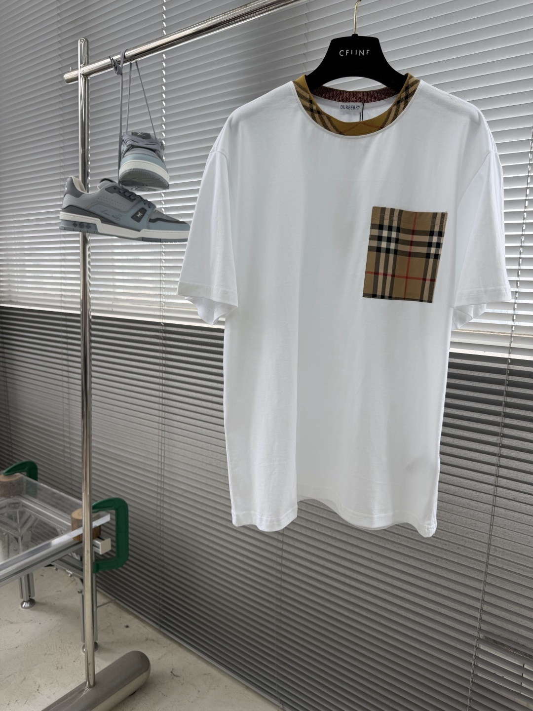 NO:905244,-BBR's new style plaid short-sleeves are made of 240g cloud cotton fabric, customized with the same vat dyeing fabric. It feels very comfortable and smooth. The version is quite wide and stylish. The collar rib is woven with imported yarn. It will not deform after long-term wear. The latest style for spring and summer. Fashionable and personalized. Super versatile and good-looking. Very suitable for both men and women. A must-have for everyone. Size M-3XL,, T-shirt,19860909-BBR 新款品节格纹短袖 采用240g云朵棉面料,定制 同缸染面料 手感非常舒服爽滑 版型挺阔有型 衣领罗纹采用进口纱线织造 久穿不变形 春夏最新款式 时尚又个性 超级百搭好看的一款 男女都非常合适 人手必备款 尺码M-3XL,,T-shirt,,Men's clothing
