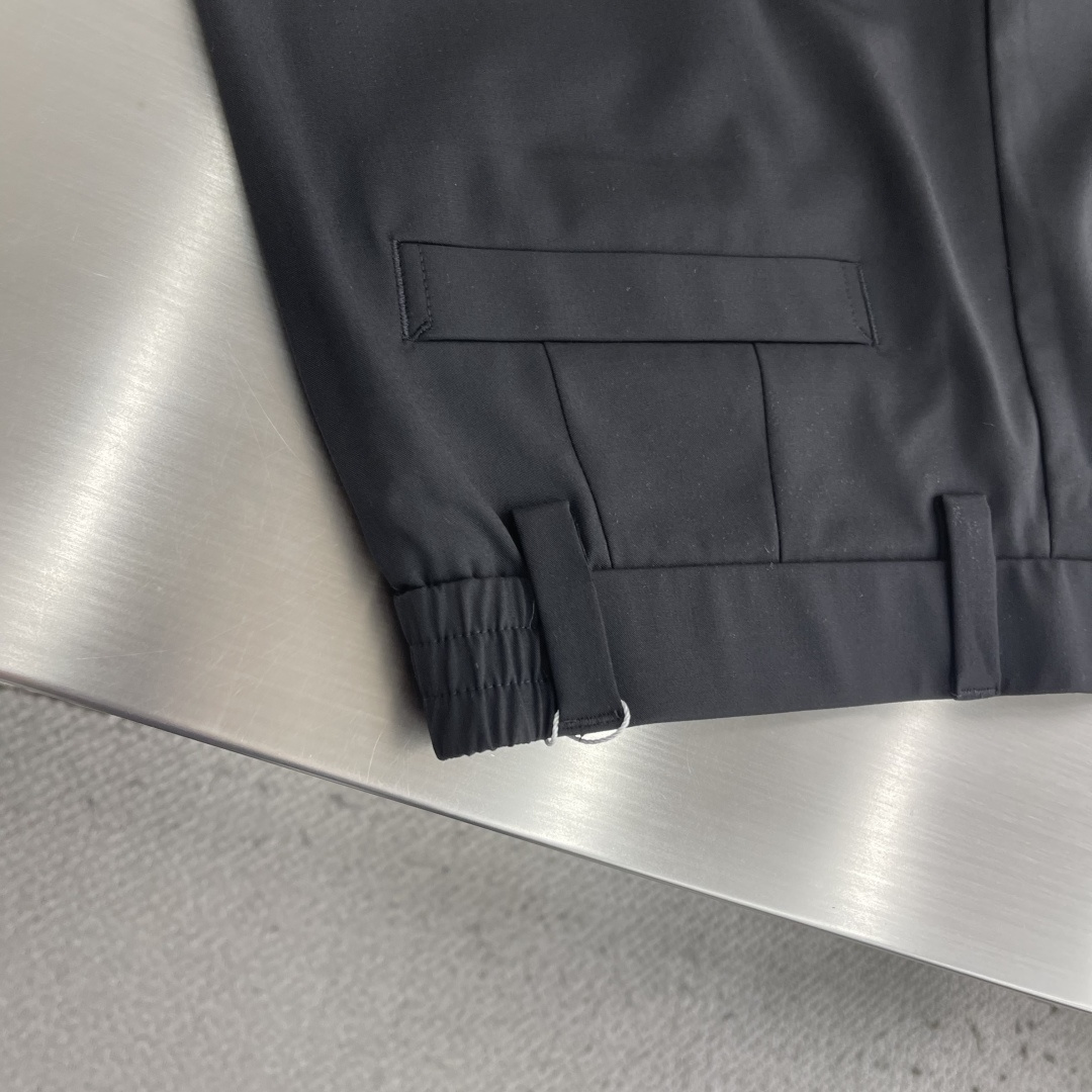 -Loro Piana    2026春夏系列休闲长裤摒弃传统西裤僵硬刻板的定式思维，以醋酸、羊毛定制混