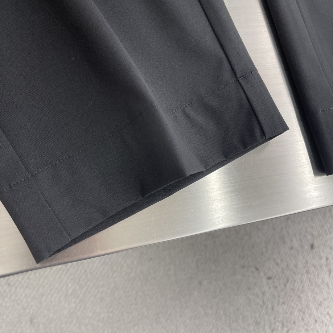 -Loro Piana    2026春夏系列休闲长裤摒弃传统西裤僵硬刻板的定式思维，以醋酸、羊毛定制混
