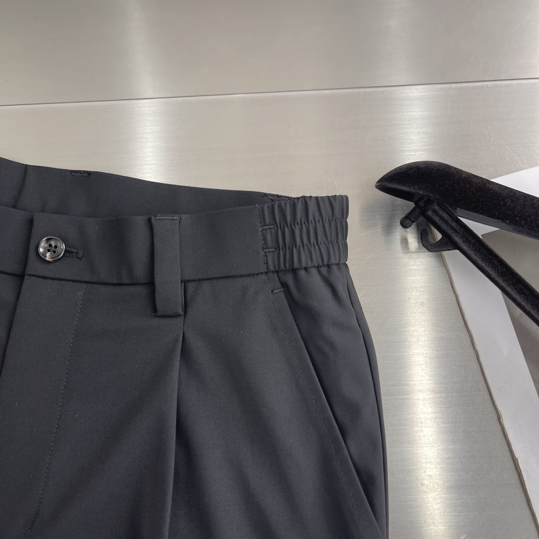 -Loro Piana    2026春夏系列休闲长裤摒弃传统西裤僵硬刻板的定式思维，以醋酸、羊毛定制混