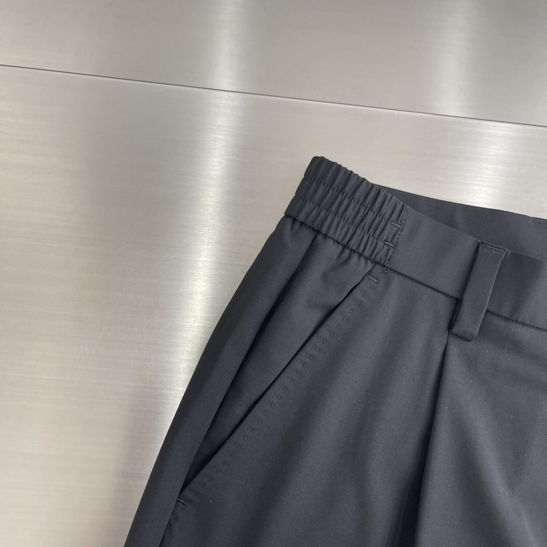 -Loro Piana    2026春夏系列休闲长裤摒弃传统西裤僵硬刻板的定式思维，以醋酸、羊毛定制混