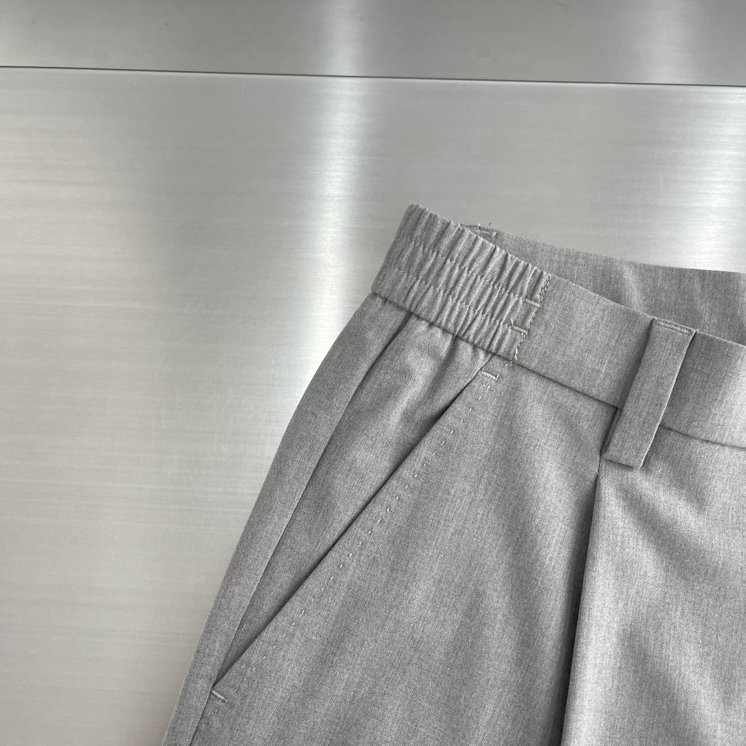 -Loro Piana    2026春夏系列休闲长裤摒弃传统西裤僵硬刻板的定式思维，以醋酸、羊毛定制混