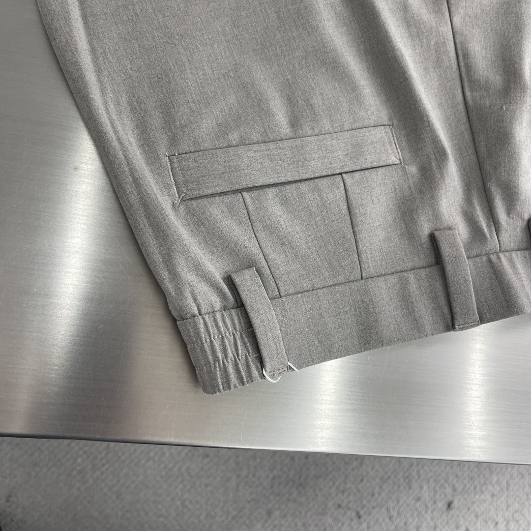 -Loro Piana    2026春夏系列休闲长裤摒弃传统西裤僵硬刻板的定式思维，以醋酸、羊毛定制混