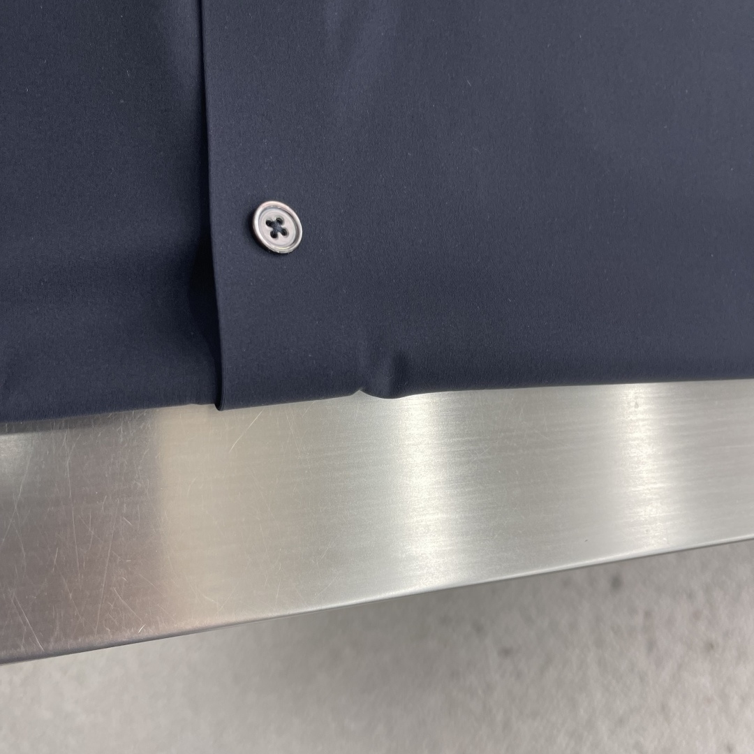 -Loro Piana     基础款纯色长袖衬衫甄选意大利进口面料，50针高针高密锦氨混纺面料，因其5