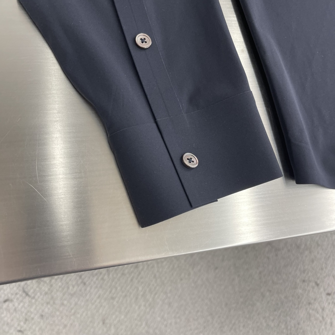 -Loro Piana     基础款纯色长袖衬衫甄选意大利进口面料，50针高针高密锦氨混纺面料，因其5