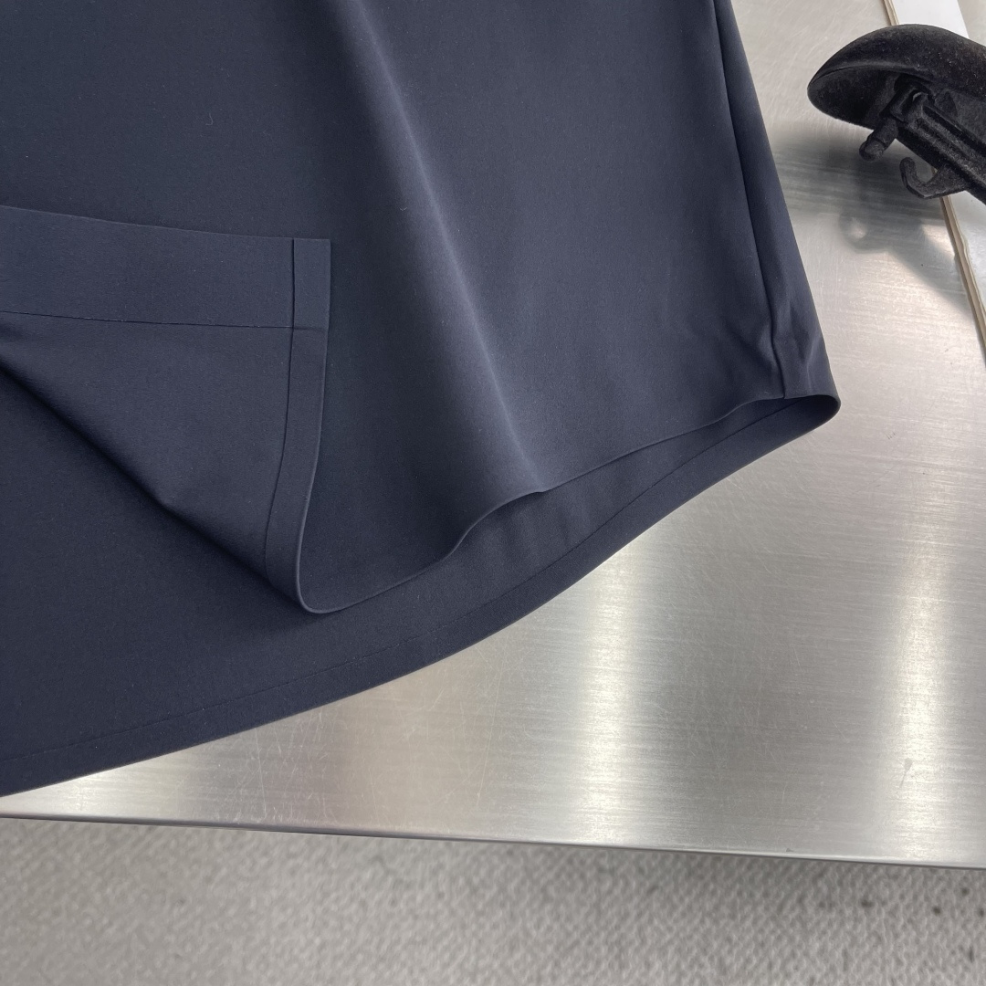 -Loro Piana     基础款纯色长袖衬衫甄选意大利进口面料，50针高针高密锦氨混纺面料，因其5