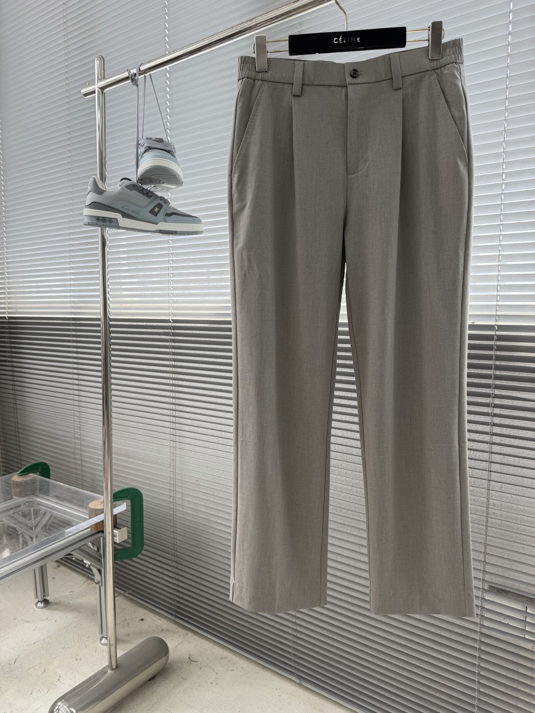 -Loro Piana    2026春夏系列休闲长裤摒弃传统西裤僵硬刻板的定式思维，以醋酸、羊毛定制混