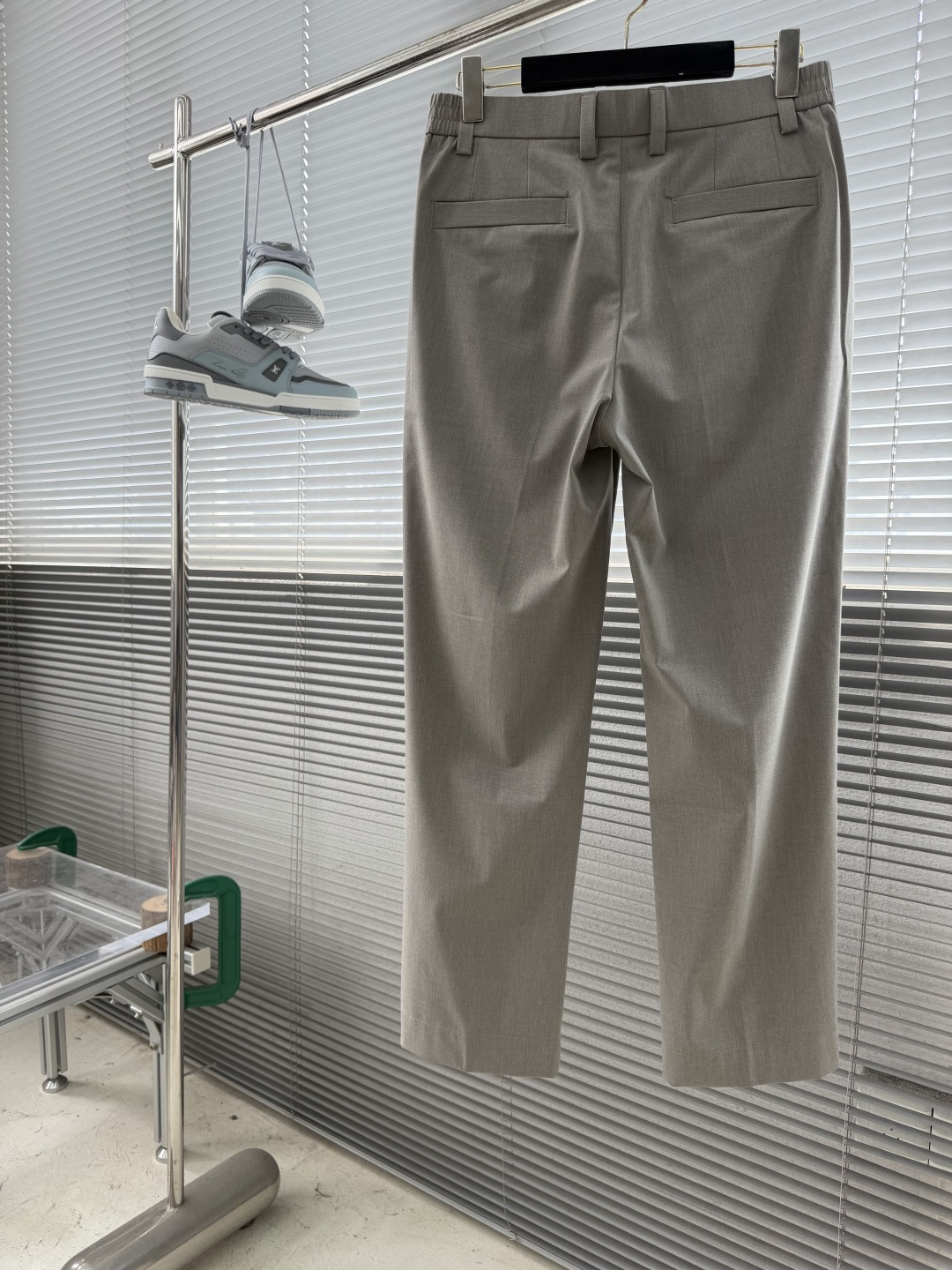 -Loro Piana    2026春夏系列休闲长裤摒弃传统西裤僵硬刻板的定式思维，以醋酸、羊毛定制混