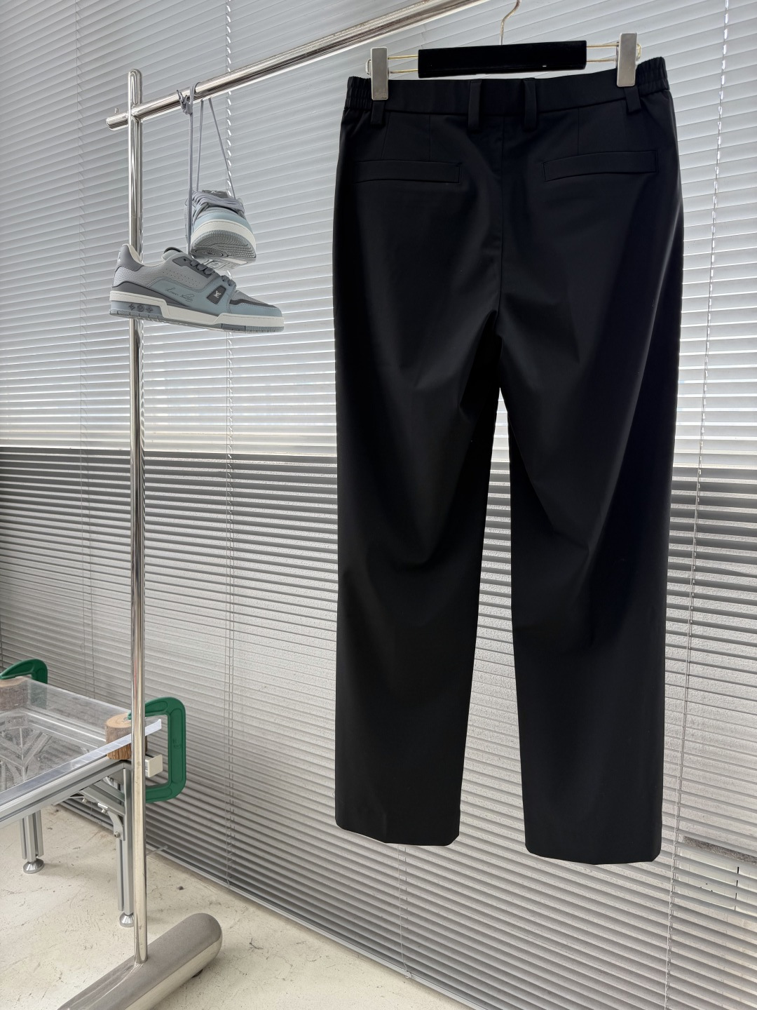 -Loro Piana    2026春夏系列休闲长裤摒弃传统西裤僵硬刻板的定式思维，以醋酸、羊毛定制混