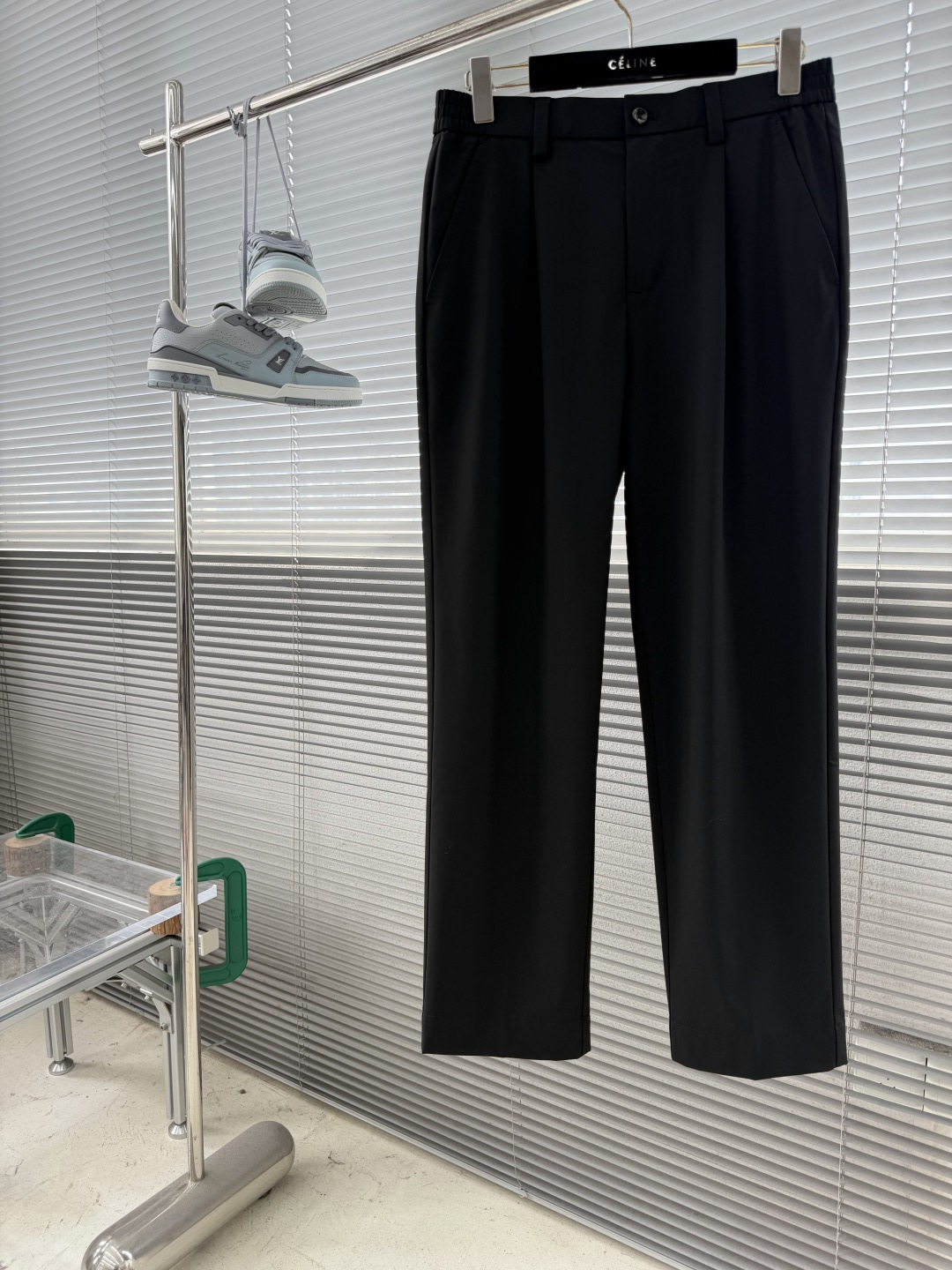 -Loro Piana    2026春夏系列休闲长裤摒弃传统西裤僵硬刻板的定式思维，以醋酸、羊毛定制混