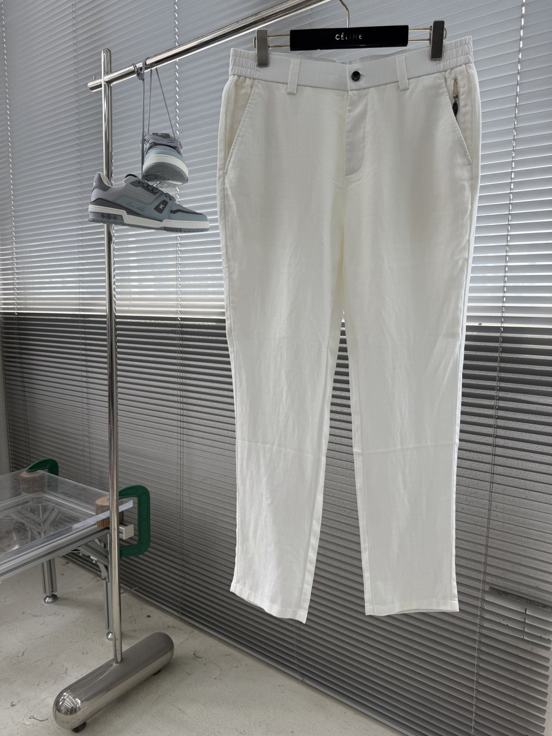NO:912741,-Berlut* 2026ss spring and summer new casual trousers code number 30 31 32 33 34 35 36  Restrained elegance, the aesthetics of spring and summer trousers are reconstructed with handmade thinking. Lyocell Tencel + natural dew linen custom blended fabrics are selected to balance the shortcomings of pure linen, which is stiff and easy to wrinkle, and pure Tencel, which is soft and invisible. It blends French simple tailoring, leather aesthetics and natural fabric texture to interpret the private collection style of contemporary gentlemen who are 'unobtrusive, experienced, and have stories to tell over time'. It is a hand-me-down style item that spans formal occasions and relaxed daily life.  Slightly loose and small straight-leg pants, with moderate margin to modify the leg shape, not tight or procrastinating, neat and tall.  Tencel fiber has its own ice-like drape property, which is smooth and waxy to the touch, has a soft matte luster, is antistatic and does not stick to the legs easily, has a full drape feeling, and makes the upper body elegant and stylish; it has excellent moisture absorption and perspiration capabilities, and can quickly dissipate heat from the body surface for a long time.  It is not stuffy or sticky when you sit on it. The original texture of natural linen is injected into the fabric to give the fabric a skeletal feel and prevent the Tencel from being soft and close to the body. It has built-in breathable pores for air circulation. It is naturally antibacterial and dry. The more you wash it, the more flexible it becomes, and the retro casual atmosphere is stronger.  Leather zipper pocket design, natural horn buckle,,19860909-Berlut* 2026ss春夏新款休闲长裤 码数30 31 32 33 34 35 36 内敛奢雅,以手工匠造思维重构春夏裤装美学.甄选莱赛尔天丝+天然雨露麻定制混纺面料,平衡纯麻生硬易皱、纯天丝软塌无形的面料短板,将法式简约剪裁、皮革美学与天然面料肌理相融,诠释当代绅士「不张扬、有阅历、越穿越有故事」的私藏级穿搭格调,是跨越正式场合与松弛日常的传世型格单品. 微宽松小直筒裤型,适度余量修饰腿型,不紧绷不拖沓,利落显高挑 天丝纤维自带冰感垂坠属性,触感顺滑软糯,自带柔和哑光光泽,抗静电不易粘腿,垂坠感拉满,上身飘逸有型；吸湿排汗能力出众,快速导出体表热气,久坐不闷黏.注入天然麻料原生肌理,赋予面料筋骨感,避免天丝软塌贴身；自带透气孔隙,空气循环流通,天然抑菌干爽,越洗越柔韧,复古随性氛围感更强 皮革拉链口袋设计 天然牛角扣,,,Men's clothing