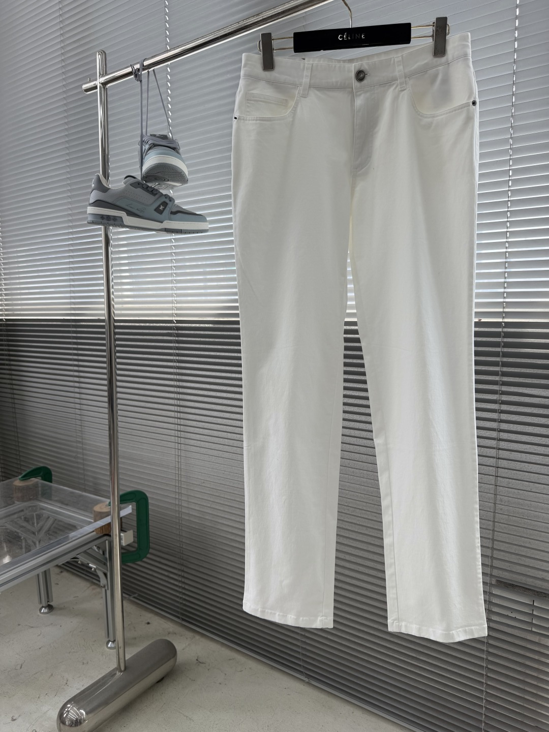 NO:912758,-Z Zegn regular solid color casual trousers. This series of regular fit five-pocket trousers is made of high-quality cotton denim to interpret the classics. The fabric is slightly stretchy and comfortable to wear, and can accompany you easily throughout the day. The slim fit makes the body line more slender. The fabric's carbon wool feels has a washed smell. It has both wear-resistant qualities and elegant style. It is a basic item that can be matched with various styles and can be used across seasons. Comfortable fit  Made of high-quality natural cotton fabric, the surface shows a short and dense carbon brushing process, making the fabric more delicate and delicate. Zipper and metal button closure. Classic five-pocket style. Rinse effect. Hand-stitched cowhide leather decoration,,cowhide,19860909-Z Zegn 常规款纯色休闲长裤 这款常规版型五口袋长裤系列采用高品质棉质牛仔布诠释经典,面料略带弹性穿着舒适,伴您全天轻松随行,修身版型令身形线条更显修长,面料碳素毛手感自带洗水味道,兼具耐磨特质与优雅格调,是搭配各类造型、可跨季度的基础单品. 舒适合身版型 采用高品质天然棉质面料,表面呈现短而密的碳素磨毛工艺,使得面料更加精致细腻. 拉链和金属纽扣开合 经典五口袋款式 漂洗效果 手缝牛皮革装饰,,cowhide,,Men's clothing