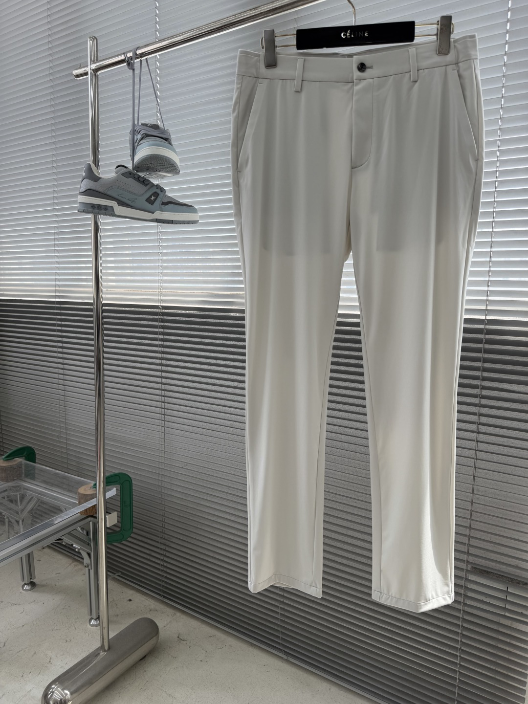 NO:912756,- Loro Piana 2026 spring and summer series casual trousers are made of Italian imported fabrics, 50-needle high-density nylon blended fabrics, the naked skin touch of ready-made clothes, and top-level elasticity give the trousers a refined and elegant atmosphere. It creates high-end wardrobe products with both texture and practicality for urban elites. The classic style design creates high-end wardrobe products with both texture and practicality. Italian ingenuity and calm style are demonstrated in the details.  Classic fit version. 50-needle high-density nylon and ammonia blended fabric. Due to the scarcity of 50-needle high-density looms, its fabric production capacity is scarce. The fabric has a bare skin touch, top elasticity, and high yarn count, giving the fabric a silky, smooth touch and natural breathability. Classic slanted front pockets and single-lip back pockets. Natural horn buckle. Code number: 30 31 32 33 34 35 36,, loro piana,19860909-Loro Piana 2026春夏系列休闲长裤 甄选意大利进口面料,50针高针高密锦氨混纺面料,成衣裸肤触感、顶级弹力赋予了长裤精致优雅的气息,为都市精英打造兼具质感与实穿性的高阶衣橱臻品,经典款式设计打造兼具质感与实穿性的高阶衣橱臻品,于细节处彰显意式匠心与从容格调. 经典合身版型 50针高针高密锦氨混纺面料,因其50针高密织机稀有导致其面料产能稀缺,面料裸肤触感、顶级弹力,高纱支支数赋予面料如丝般细腻顺滑的触感与天然透气属性. 经典斜插前袋和单唇后袋 天然牛角扣 码数30 31 32 33 34 35 36,,loro piana,,Men's clothing