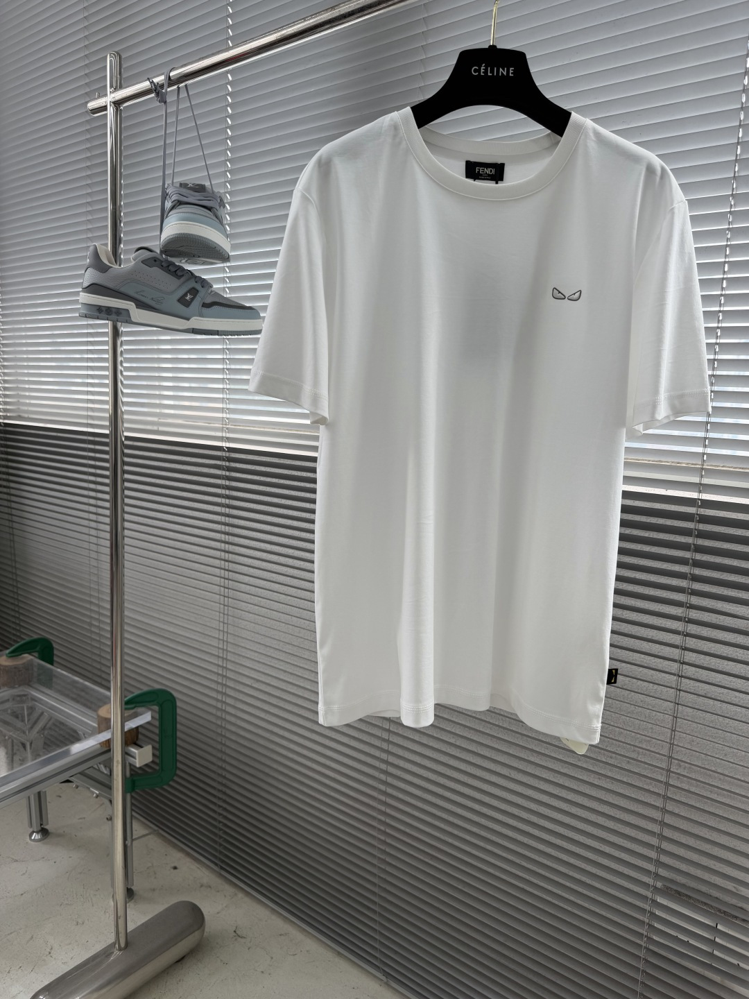 NO:912752,-FEND chest logo short-sleeved T-shirt. The fabric is made of 210 grams of mercerized cotton, which is soft and skin-friendly. This short-sleeved T-shirt is simple and pure, reflecting a unique modernist style. The conceptual logo embellishes the body. Sizes M-3XL M size Bust 98 Shoulder width 42 Length 68 L Size Bust 103 Shoulder width 43.5 Length 70 XL size Bust 109 Shoulder width 45 Length 72  2XL, bust 111, shoulder width 46.5, length 74, 3XL, bust 115, shoulder width 48, length 76, fendi, T-shirt, tees, t-shirt,19860909-FEND胸前标识短袖T恤,面料采用210克丝光棉,柔软亲肤,这款短袖 t 恤简约、纯粹,映现别致的现代主义风格.概念性Logo点缀衣身. 尺码M-3XL M码 胸围98 肩宽42 衣长68 L码 胸围103 肩宽43.5 衣长70 XL码胸围109 肩宽45 衣长72 2XL码 胸围111 肩宽46.5衣长74 3XL码 胸围115 肩宽48衣长76,,fendi,T-shirt,tees，t-shirt,,Men's clothing