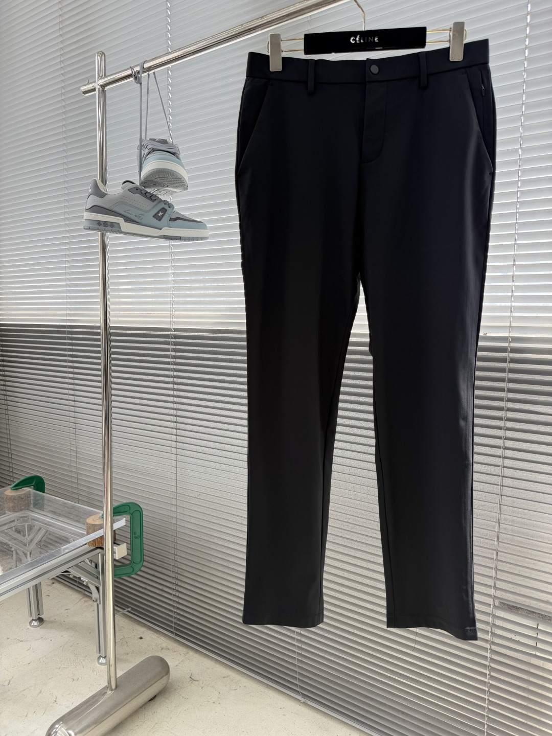 NO:912754,- Loro Piana 2026 spring and summer series casual trousers adhere to the aesthetics of 'urban functional luxury' and use high-elastic performance fabrics with small zipper pockets to create a trousers that combines a sense of business ritual with a sense of daily light sports. Different from the rigidity of traditional trousers, this style is based on 'commuting without pressure + outstanding styling' as the core, redefining the luxury standard of daily wear for urban elites. Classic fit version  Salona fiber provides smooth skin-friendly touch, quick perspiration, breathability, antibacterial, and other functions. It is easy to care for without ironing. It is not only suitable for consumer groups pursuing sustainable fashion, but also meets the high-performance needs of sports, outdoor and daily scenes. Classic slanted front pockets, small zipper pockets and flap back pockets Exquisite metal buckle Code number 30 31 32 33 34 35 36,,loro piana,19860909-Loro Piana 2026春夏系列休闲长裤 承袭「都市机能奢品」美学,以高弹性能面料搭配拉链小口袋,打造一件兼具商务仪式感与日常轻运动感的长裤.区别于传统西裤的刻板,这款以「通勤无压 + 造型出彩」为核心,为都市精英重新定义日常穿搭的奢级标准. 经典合身版型 索罗纳纤维赋予爽滑亲肤触感,快速排汗透气、抗菌、等功能 ,免熨易打理,既适用于追求可持续时尚的消费群体,也满足运动、户外和日常场景的高性能需求. 经典斜插前袋、拉链小口袋和盖唇后袋 精致金属扣 码数30 31 32 33 34 35 36,,loro piana,,Men's clothing