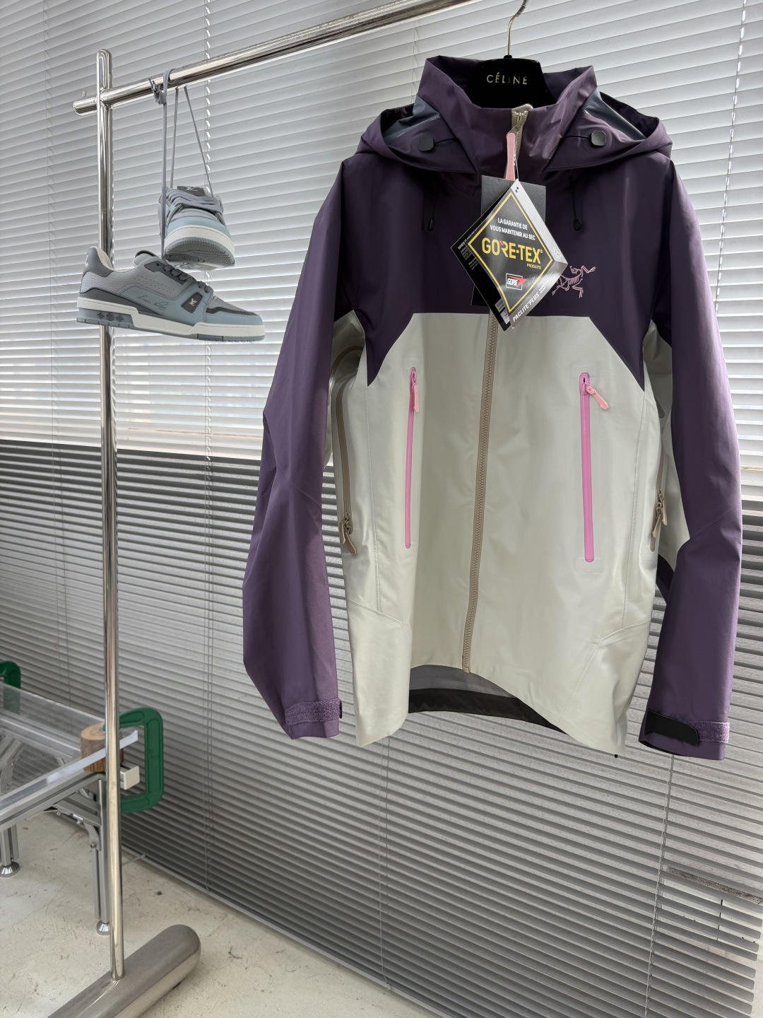 NO:914294,- The Cosmic Bloom special edition of Niaojia Beta AR Jacket is specially designed for you who pursue individuality and performance. The upper body is made of deep violet, and the lower body is spliced with pure white, forming a distinct visual layering that breaks the monotony of traditional jackets. The zipper cord and logo embroidery are brightened with bright pink, which echoes the same color as purple, perfectly balancing girlishness and hardcore feeling, and the upper body is super white. Beta  AR's unique slim fit and color-blocking design can visually optimize body proportions, and layered sweatshirts will not make you look bulky. The all-weather protection is made of GORE-TEX PRO fabric, which has top-level waterproof and windproof performance and can easily handle heavy rain. It is a reliable barrier for outdoor adventures. It is breathable and not stuffy. Although it is highly protective, it has excellent moisture permeability and will not feel stuffy after strenuous exercise. The underarm zipper design further improves heat dissipation efficiency.  Durable and lightweight shoulder and arm parts are made of highly wear-resistant materials, with reinforcement in key areas while remaining lightweight, making daily commuting or long-distance hiking stress-free. Same size for men and women Sizes XS-XXL Size Bust Shoulder Width Clothes Length Recommended Height/Recommended Weight  170-175/130-150 L128 50.6 73 175-180/150-170 XL132 51.8 75 180-185/170-190 2XL 136 5377 185-190/180-205.19860909- 鸟家 Beta AR Jacket 的 花海配色（Cosmic Bloom） 特别版,专为追求个性与性能的你设计. 上半身采用深邃的紫罗兰色,下半身拼接纯净的白色,形成鲜明的视觉层次感,打破传统冲锋衣的单调感. 拉链绳和Logo刺绣采用亮粉色提亮,与紫色形成同色系呼应,少女心与硬核感完美平衡,上身超级显白. Beta AR特有的修身剪裁,配合拼色设计,在视觉上能优化身材比例,叠穿卫衣也不显臃肿. 全天候防护搭载 GORE-TEX PRO 面料,具备顶级的防水防风性能,暴雨级别也能轻松应对,是户外探险的可靠屏障. 透气不闷虽然防护性强,但透湿性能优异,剧烈运动后也不会感到闷热,腋下拉链设计进一步提升了散热效率. 耐用轻量肩臂部位采用高耐磨材质,关键区域加固处理,同时保持轻量,日常通勤或长途徒步都无负担. 男女同款 码数XS-XXL 尺码 胸围肩宽 衣长建议身高/建议体重 XS116 4767 160-/90-110 S120 48.2 69 -170/110-130 M124 49.4 71 170-175/130-150 L128 50.6 73 175-180/150-170 XL132 51.8 75 180-185/170-190 2XL 136 5377 185-190/180-205,,jil sander,hoodie,sweatshirts,,Men's clothing