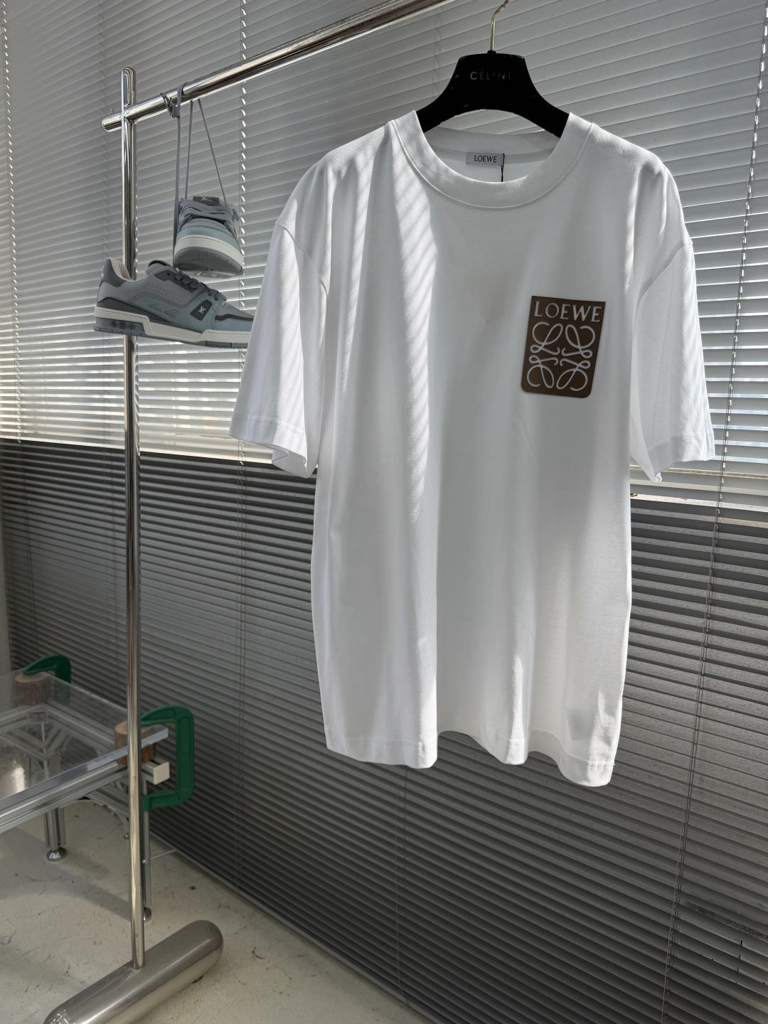 NO:905289,-LOEW 2026 spring and summer new model, imitation pocket logo, short-sleeved T-shirt, loose fit, same style for men and women, size S M L XL XXL,,loewe,T-shirt,tees,t-shirt,19860909-LOEW 2026春夏新款 仿口袋logo 短袖t恤 宽松版型 男女同款  尺码S M L XL XXL,,loewe,T-shirt,tees，t-shirt,,Men's clothing