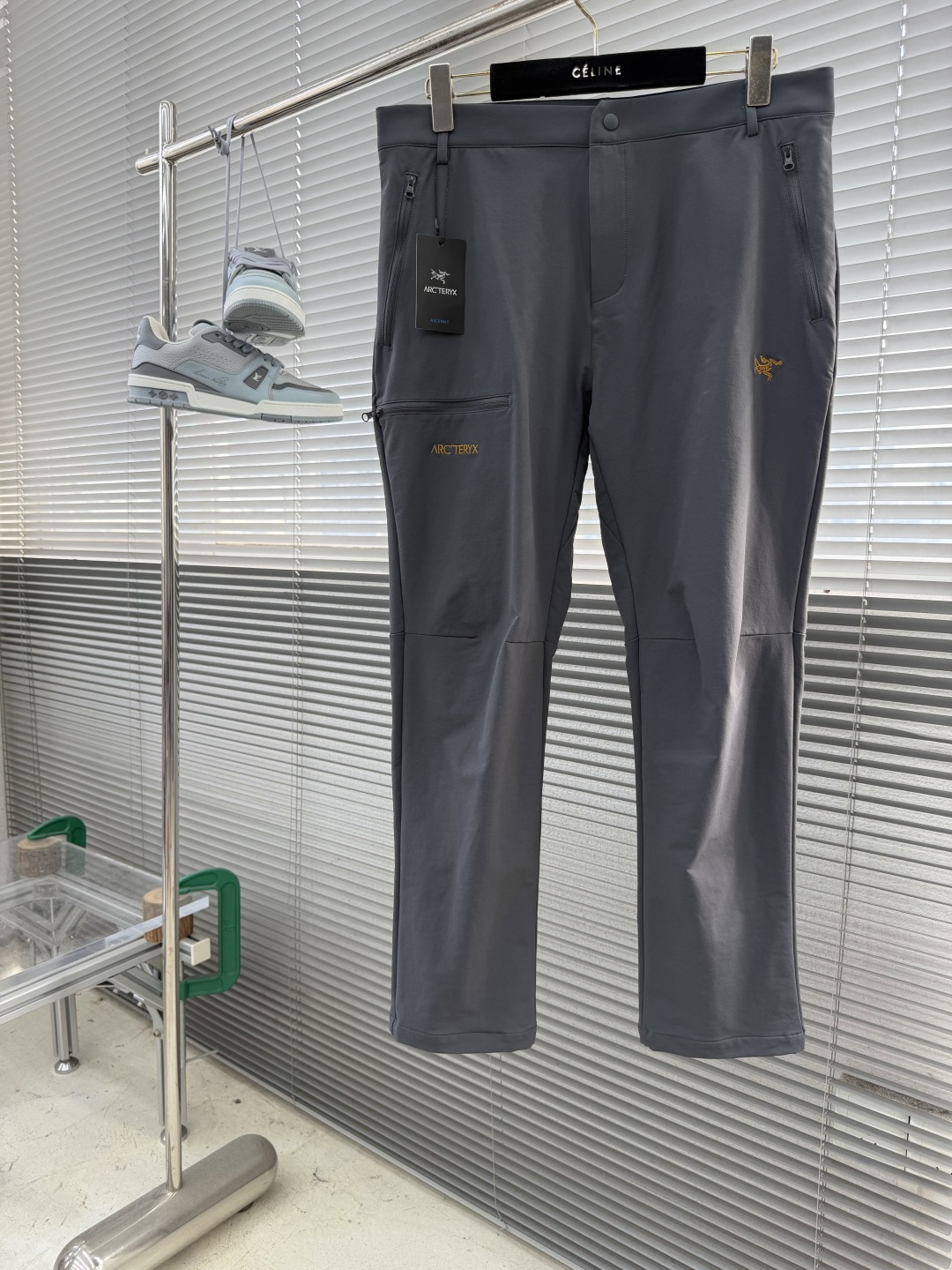 NO:905274,- bird home  26ss new summer outdoor lightweight men's quick-drying elastic and wear-resistant soft shell casual pants. These lightweight, wear-resistant, and weather-resistant soft shell casual pants are suitable for rock climbing in warm climates. The fabric splicing is zoned and close-fitting. Special fabrics are used where needed. The three-dimensional cutting structure and crotch triangle joint design are used. These Arc'teryx casual pants are made of  Made of functional fabrics, the functional design is carefully considered and ergonomically tailored, specifically designed for outdoor activities. TerraTex is a wear-resistant nylon blended fabric that is light and wear-resistant, suitable for hiking in warm weather. TerraTex fabric has sun protection function, is quick-drying, breathable, elastic and comfortable. The fabric does not have any coating.  Light and soft to the touch!  Size M-4XL,,jil sanderarc'teryx,19860909- 鸟家 26ss夏季新款户外轻量男款速干弹力耐磨软壳休闲裤,这款轻量.耐磨.耐候的软壳休闲裤,适合温暖气候中的攀岩,面料拼接分区贴身设计,在需要的部位采用特殊面料,立体剪裁结构和胯部三角接片设计,这款始祖鸟休闲裤,采用功能面料,功能设计精心考究,人体工学剪裁,专为户外活动而设计.TerraTex是一款耐磨的尼龙混纺面料,轻薄耐磨,适合暖天远足徒步使用；TerraTex面料具有防晒功能,速干透气,弹性舒适.面料没有任何涂层 手感轻便柔软！ 码数M-4XL,,jil sanderarc'teryx,,Men's clothing