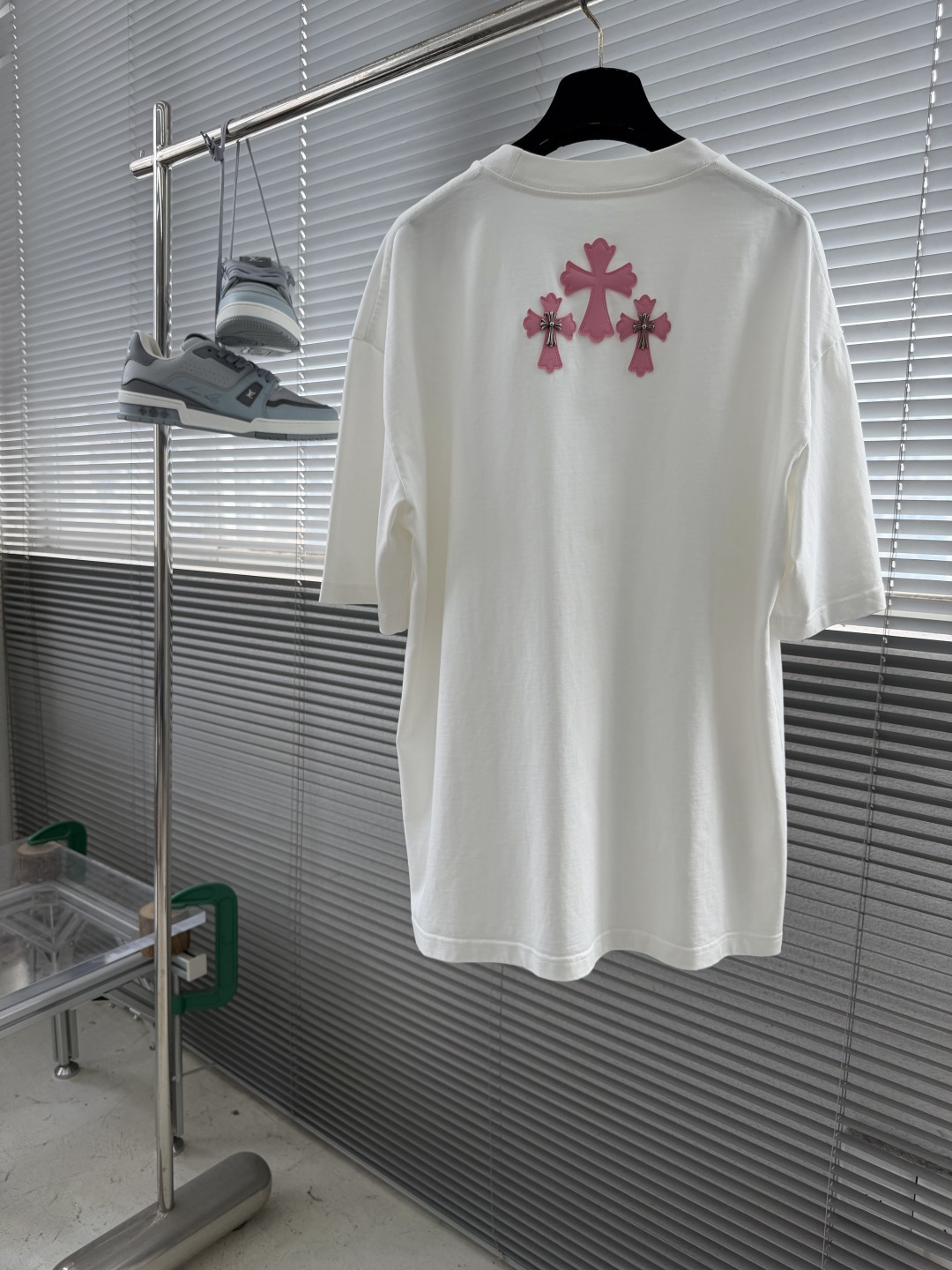 NO:905221,-CH Chrome Hearts Short T-shirt with cross-leaf leather elements. Pure cotton material, super soft and washable. Slightly wide trendy brand version. Heavy industry logo, full of fashion. Same style for men and women. Size S-XL,,chrome hearts,19860909-CH 克罗心 十字贴皮元素短T 纯棉材质,超级柔软洗水 微阔潮牌版型 重工logo,时尚感拉满 男女同款 码数S-XL,,chrome hearts,,Men's clothing