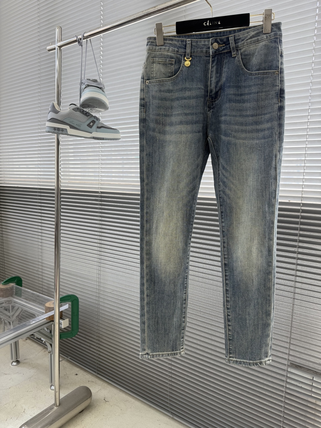 NO:909012,-Versac 26 new spring and summer thin jeans. Customer-supplied hardware and accessories. Original quality. Imported solid-color denim fabric. Heavy washing. Fine workmanship and routing. Excellent upper body!  Preferred items, code number 29-38 (35 37), versace, jeans,19860909-Versac 26春夏新款薄款牛仔裤 客供五金辅料 原单品质 进口固色牛仔面料 重工洗水 做工走线精细 上身绝佳！优选单品 码数29-38（35 37）,,versace,jeans,,Men's clothing