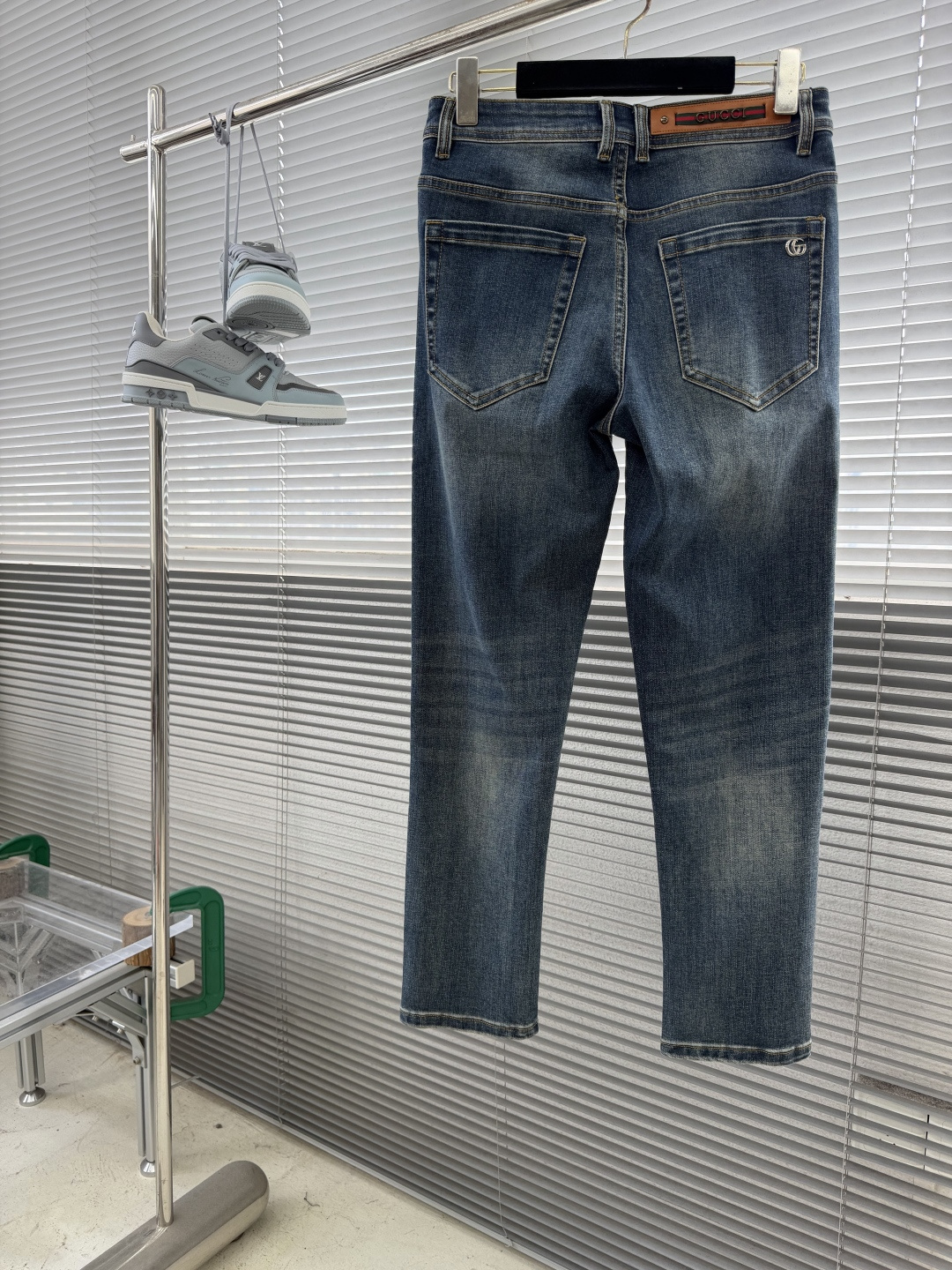 NO:905201,-GUCC 2026 spring and summer thin casual jeans, the craftsmanship, quality and tailoring design are all top-notch, classic and fashionable, tough and capable lines, in line with men's favorite tones, just the right washing process, the natural drape shows men's laziness and casualness, the distinctive washing process enriches the details, lights up the individual colors, highlights the uninhibited and wild side of tannins, and also highlights the charm of its own craftsmanship, with a strong sense of quality!  Size 29-38 (35 37),,gucci,jeans,19860909-GUCC 2026春夏薄款休闲牛仔裤,工艺、品质及剪裁设计都堪称一流,经典时尚,硬朗干练的线条,符合男性最为心头好的色调,恰到好处的水洗工艺,自然的垂坠感彰显男性的慵懒随性,颇具特点的水洗工艺来丰富细节,点亮个性色彩,凸显了丹宁不羁与野性的一面,亦彰显了本身的工艺魅力,品质感极强！ 尺码29-38（35 37）,,gucci,jeans,,Men's clothing