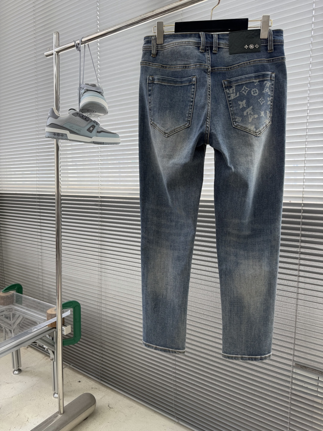 NO:905195,-Donkey brand 2026 spring and summer new men's slim fit jeans, simple, fashionable and versatile, printed logo pattern design, custom imported denim washed denim cotton fabric, original accessories, fine workmanship, cool and energetic, soft and delicate, comfortable and breathable, commuting style, extremely high matching rate, extremely durable, counter quality, super handsome upper body, stylish, size 29-38 (35 37),, louis vuitton,jeans,19860909-驴牌 2026春夏新款男士修身小脚牛仔裤 简洁时尚百搭 印花logo图案设计 定制进口丹宁水洗牛仔纯棉面料 原版辅料 做工精细 酷劲活力十足 柔软细腻 舒适透气 通勤款 搭配率极高 耐穿率爆表 专柜品质 上身超帅气 有型  码数29-38（35 37）,,louis vuitton,jeans,,Men's clothing