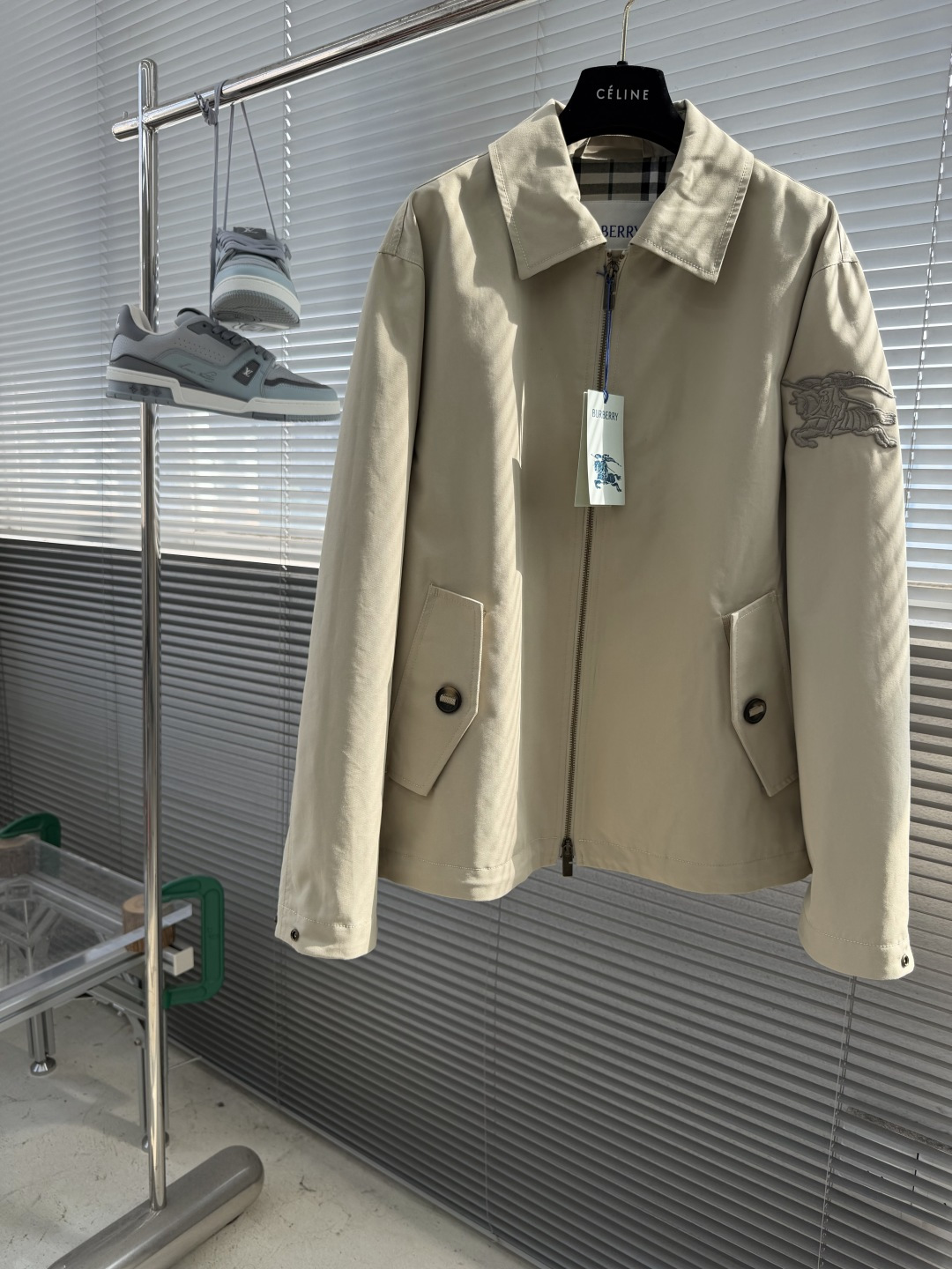 NO:912753,-BBR equestrian embroidered lapel jacket  The outer layer is made of high-density twill pure cotton fabric. The regular and tight diagonal weave makes the fabric have a solid structure and excellent stiffness. The upper body is not easy to collapse and wrinkle, and it can maintain a neat shape for a long time. The high-density twill weave can also improve the windproof performance and can withstand the daily cool breeze. The interwoven yarn structure can disperse friction and stress. The fabric is wear-resistant and anti-fabric, not easy to pill and snag. It is not easy to shrink and fade when washed, and the texture is hard. The moderate thickness has a natural drape.  The inner lining is a classic yarn-dyed plaid cotton lining, and the inner and outer cotton materials say goodbye to the shortcomings of chemical fiber linings that are stuffy and stiff. It has a soft touch, and it is smooth to put on and take off without scratching the skin and not catching the inner layer. The plaid pattern is interwoven with colored yarns and is not printed on the surface. It is not easy to fade and blur after long-term washing, and the exposed details have exquisite texture.  The professional Tajima multi-head computerized embroidery machine is used for synchronous operation, and multiple needle positions are routed independently, and the embroidery is layered according to the plate making path. First, the overall outer contour of the war horse is outlined to fix the shape, and then the horse muscles, flags, and clothing texture areas are filled in layers, and fine short needles are stacked layer by layer to create a three-dimensional relief texture.  ; The machine moves needles at a constant speed, the needle pitch is even and uniform, and the thread routing is close to the twill texture of the fabric. Due to the addition of foam lining, it will not puncture the fibers and cause bulging and damage to the fabric. The synchronous operation of multiple machine heads ensures standardized batch product processes, and there are no jumpers, missing stitches, or thread misalignment problems.  Professional bartack reinforcement technology is used at many stress-bearing points. During sewing, the dense routing of the sewing machine is repeatedly stitched around to form tight and wear-resistant reinforcement nodes, which firmly locks the fabric at the corners of the bag mouth, disperses the tensile stress, and prevents problems such as cracking of the bag mouth, loosening of stitches, deformation and valgus of the fabric, etc.  Question. The stitch length is even and compact, and the stitching is smooth and conforms to the fabric texture, without protruding and scratching the skin, nor destroying the crisp texture of the twill itself. After long-term repeated use and washing, the bag mouth remains stable and regular, and the solid and detailed workmanship combines practical protection with the texture of ready-made clothing.  Size: 46485052 Size Clothing length, chest, shoulder width 46 68.5 11650 48 70120 51 5071.5 124 52 52 73128 53,,jackets & coats,19860909-BBR 马术绣花翻领外套 外层选用高密度斜纹纯棉面料,规整紧密的斜向织纹让布料结构扎实,自带优秀挺括度,上身不易软塌起皱,能长期保持利落版型.高密度斜纹织法还能额外提升防风性能,可抵挡日常凉风.纱线交织结构能分散摩擦受力,面料耐磨抗造,不易起球勾丝,水洗不易缩水褪色、质地发硬,厚度适中垂坠感自然. 内里为经典色织格纹纯棉内衬,内外全棉材质告别化纤内衬闷肤生硬的缺点,触感柔和,穿脱顺滑不磨皮肤、不勾内搭.格纹以色纱交织成型,非表层印花,久洗不易掉色模糊,外露细节质感精致. 采用专业田岛多头电脑绣花机同步作业,多针位独立走线,按照制版路径分层刺绣.先勾勒战马整体外轮廓固定形态,再分层填充马匹肌肉、旗帜、服饰纹理区域,细密短针层层堆叠塑造立体浮雕质感；机器走针匀速稳定,针距均匀统一,走线紧贴面料斜纹肌理,因加入泡沫衬,使其不会刺破纤维、不会造成布料起鼓破损,多机头同步运行保证批量产品工艺标准化,无跳线、漏针、走线错位问题. 多处受力点位均采用专业套结加固工艺,缝制时缝纫机密集走线反复环绕缝合,形成紧实耐磨的加固结点,牢牢锁死袋口边角布料,分散拉扯应力,杜绝袋口开裂、缝线松脱、布料变形外翻等问题.针距均匀紧凑,走线平整贴合面料肌理,不会凸起硌肤,也不会破坏斜纹棉布本身的挺括质感.长期反复使用与水洗后,袋口依旧稳固规整,扎实的细微做工,让实用防护与成衣质感兼备. 码数:46485052 尺码衣长胸围肩宽 46 68.5 11650 48 70120 51 5071.5 124 52 52 73128 53,,jackets & coats,,Men's clothing