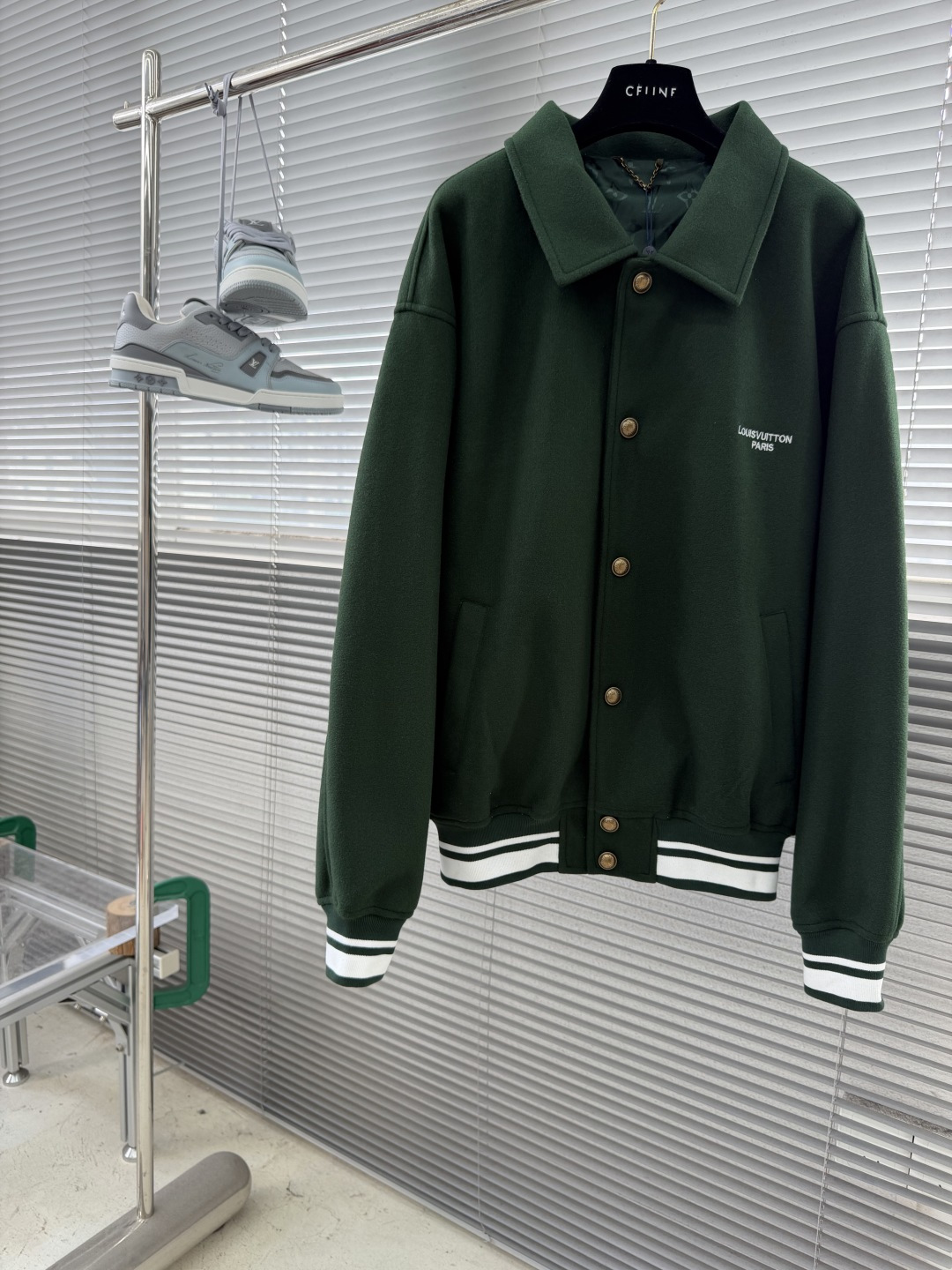 NO:935519,-Donkey Brand 2026 Early Autumn/Pre-Fall series focuses on the fusion of retro college style and casual texture. The copy can be centered around 'forest green, distressed hardware, and embroidery details. It uses low-saturation dark green (Forest Green) with its own retro filter, which is white and high-end, and is very suitable for the early autumn atmosphere. College style tailoring, classic baseball collar design, with white striped ribbing on the cuffs and hem, instantly fills the vitality of the American campus. Details and craftsmanship  The gold buttons have been distressed and have a thick texture, which avoids the cheap feeling and creates a retro contrast with the green fabric. There is a small embroidered brand logo on the left chest, and a large logo design on the back, which is simple yet luxurious. Most of them are cotton-wool blended or twill fabrics, which are wide and stylish, with moderate warmth and suitable for seasonal wear. Size S M L XL, Louis Vuitton,19860909-驴牌 2026早秋/Pre-Fall系列,主打复古学院风与休闲质感的融合,文案可围绕“森林绿、做旧五金、刺绣细节展开. 采用低饱和度的深绿色（Forest Green）,自带复古滤镜,显白且高级,非常适合早秋氛围. 学院风剪裁,经典的棒球领设计,搭配袖口和下摆的白色条纹罗纹,瞬间拉满美式校园的活力感. 细节与工艺 金色纽扣经过做旧处理,质感厚重,避免了廉价感,与绿色面料形成复古撞色. 左胸处有小巧的品牌刺绣Logo,背面有点睛之笔的大标设计,简约中透露奢华感. 多为棉毛混纺或斜纹面料,挺阔有型,保暖性适中,适合换季穿着. 码数S M L XL,,louis vuitton,,Men's clothing