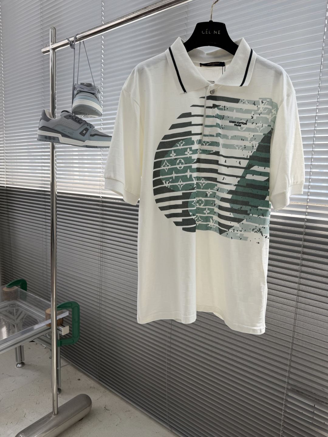 NO:912760,-Donkey Brand 2026 Early Autumn Series Men's Polo Shirt has a classic Polo collar, with thin black edges on the neckline, and neat tailoring, which combines casualness and luxury. The brand's iconic Monogram pattern is used on a large area on the chest, superimposed with green gradient stripes, with a splash effect, which has a strong visual impact and demonstrates an avant-garde fashion attitude. The body is made of cotton fabric with a fine checkered texture, which is comfortable to the touch and has good breathability, making it suitable for the transitional season of early autumn.  It can be paired with simple jeans or casual pants to create a relaxed urban male style; it can also be worn under a suit jacket to enhance the layering and taste of the overall look. As a new product of the 1V men's wear series, this T-shirt combines the brand's classic elements with modern design language, making it an ideal choice for men who pursue texture and individual expression. Size S M L XL, Louis Vuitton, jeans, jackets & coats, tees, t-shirt, business suit,19860909-驴牌 2026早秋系列男士Polo衫 经典Polo领型,领口饰有黑色细边,整体剪裁利落,兼具休闲与高级感. 胸前大面积采用品牌标志性Monogram图案,以绿色渐变条纹叠加呈现,搭配泼墨效果,视觉冲击力强,彰显前卫时尚态度. 衣身采用带有细密格纹肌理的棉质面料,触感舒适,透气性佳,适合早秋过渡季节穿着. 可搭配简约牛仔裤或休闲裤,打造松弛有度的都市型男风格；也可内搭于西装外套之下,提升整体造型的层次感与品味. 作为1V男装系列的新品,这款T恤融合了品牌经典元素与现代设计语言,是追求质感与个性表达的男士理想选择 码数S M L XL,,louis vuitton,jeans,jackets & coats,tees，t-shirt,business suit,,Men's clothing