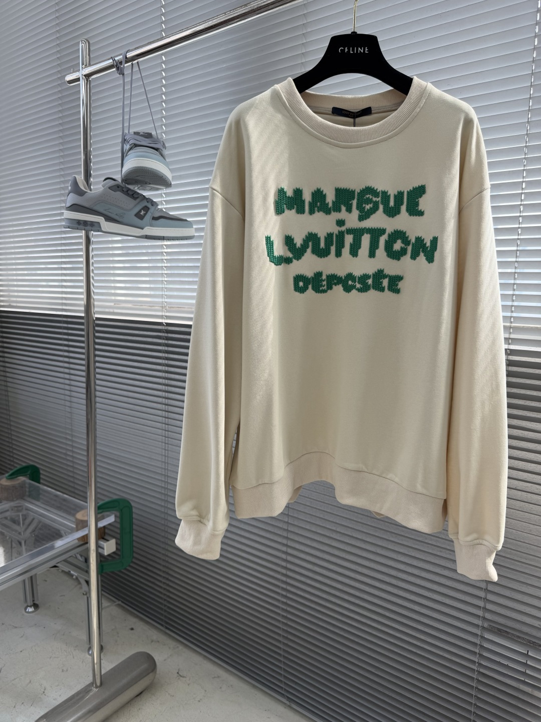 NO:935516,-Donkey Brand Basic round neck, dropped shoulders, loose and wide version, no restraint on the upper body, modified body shape without being bloated, whoever wears it will look good!  The heavily grained woven letter slogan on the chest, three-dimensional embroidery instead of offset printing, the contrasting green letters are eye-catching but not exaggerated, and full of texture. Suitable for both spring and autumn single wear and autumn and winter inner wear, versatile for casual and commuting, slimming and body-shaping, simple and neat style. Soft, thick and drapey, breathable but not stuffy, thread-reinforced round neck, cuffs and hem, stiff and not easy to loosen and deform.  Pair it with plaid shorts and white shoes to easily create a fashionista look that will keep you coming back!  Size S M L XL,,louis vuitton,shorts,19860909-驴牌 基础圆领落肩宽松阔版,上身无束缚,修饰身形不臃肿,谁穿谁好看！ 胸前重工颗粒感织花字母标语,立体绣花工艺而非胶印,撞色绿字醒目又不浮夸,肌理感满满. 春秋单穿、秋冬内搭都适配,休闲通勤多场景百搭,显瘦显身材,版型简单利落. 软糯厚实有垂感,透气不闷,螺纹加固圆领、袖口与下摆,挺括不易松垮变形. 搭配格纹短裤、小白鞋,轻松打造时尚达人look,回头率超高！ 码数S M L XL,,louis vuitton,shorts,,Men's clothing
