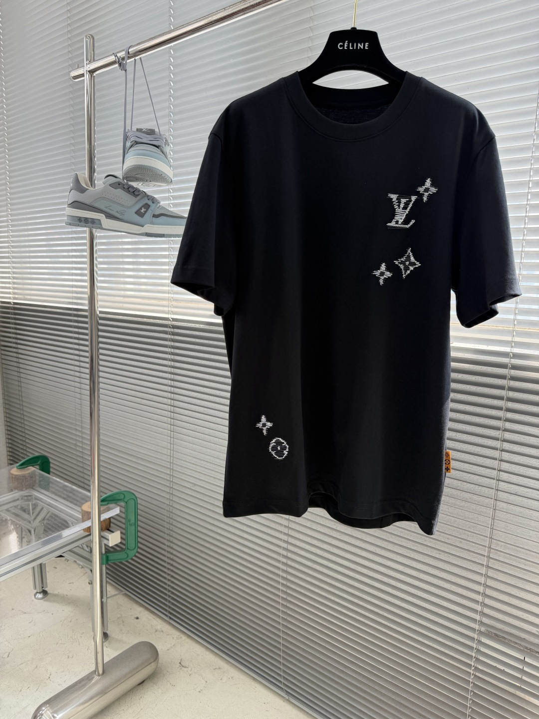 NO:912745,-Donkey Brand 2026 spring and summer contrasting three-dimensional embroidery round-neck short-sleeved T-shirt. The chest is decorated with embroidery of the presbyopic letter pattern. The T-shirt is inspired by the series of contrasting logo embellishments and is presented with embroidery. Imported Behringer embroidery machine embroidery. Old masters with more than ten years of plate making are very delicate. Look at the details. The pattern is three-dimensional and stylish, which makes the overall upper body feel more textured. Slightly wide tailoring. The brand label decoration on the back neckline makes the upper body more fashionable.  The fabric is made of high-count long-staple cotton, which is skin-friendly, breathable and has a good crisp feel. Sizes M-5XL, Louis Vuitton, T-shirt, tees, t-shirt,19860909-驴牌 2026春夏撞色立体刺绣圆领短袖T恤衫 胸前饰有老花字母图案刺绣.T恤灵感源自系列撞色标志点缀 以刺绣来呈现 进口百灵达绣花机刺绣.十几年的老师傅 制版 一针一线非常精致 看细节 图案立体有型 让整体的上身感更显质感 微阔的剪裁 后领口品牌标签装饰 上身更显时尚感 面料采用高支长绒棉的材质 亲肤 透气 又有很好的挺括感 尺码M-5XL,,louis vuitton,T-shirt,tees，t-shirt,,Men's clothing