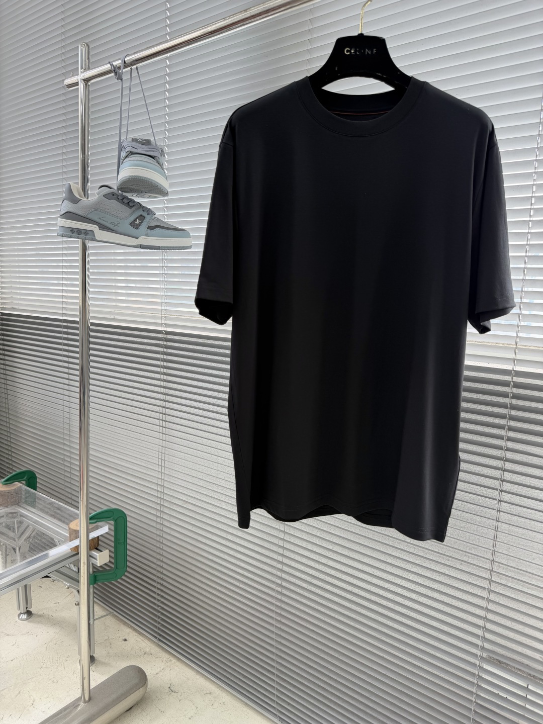 NO:912747,-Z Zegn spring and summer series simple three-color short-sleeved T-shirt, sizes M-3XL, regular fit, slightly wide round neck cut, not picky about body shape or age, friendly to all body shapes, easily modify the shoulder line, creating a neat and casual sense; loose and moderate body, not tight or procrastinating, can be worn for daily commuting and leisure travel. Made of 87 modal + 13 spandex  The fabric is modal's skin-friendly breathability + spandex's anti-wrinkle and firmness. The upper body is soft and not sweaty. It is not easy to wrinkle or deform after long-term wear. It dries quickly after washing and is easy to take care of. It is a daily necessity for lazy people. It does not collapse or deform after long-term wear. The wiring is neat and full of details. It is simple and has a high-end feel. This T-shirt achieves the ultimate in 'high-end sense' and 'practical wearability'. It is a versatile item that will never go out of style in the wardrobe. T-shirt, tees, t-shirt,19860909-Z Zegn 春夏系列简约款三色短袖T恤 尺码M-3XL 常规版型 微阔圆领剪裁,不挑身材不挑年龄,对各种身形都友好,轻松修饰肩线,打造利落利落的休闲感；宽松有度的衣身,不紧绷不拖沓,日常通勤、休闲出行都能穿 采用87莫代尔+13氨纶 面料,莫代尔的亲肤透气+氨纶的抗皱挺括,上身柔软不闷汗,久穿不易皱、不易变形,洗后快干好打理,懒人日常必备 久穿不塌不变形；走线工整,细节拉满,简约中透着高级感 这件T恤把「高级感」和「实穿性」做到了极致,是衣柜里永远不会过时的百搭神款,,T-shirt,tees，t-shirt,,Men's clothing