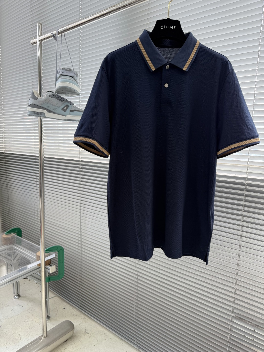 NO:912749,-Z Zegn 2026 spring and summer POLO shirt series Size M-3XL Regular fit Cotton 32.4 soft and skin-friendly, good breathability, good moisture absorption and comfort Polyester fiber 32.5 wear-resistant and wrinkle-resistant, not easy to deform and fade, daily care is worry-free, increases the stiffness and durability of the fabric Lyocell  31.7 Drapes smoothly, has a cool touch, has excellent moisture absorption and perspiration, is not easy to pill, and has a high-grade drape on the upper body. Mulberry silk 3.4 improves the fine gloss of the fabric, makes it softer and smoother, and adds a light and luxurious texture. Wear-resistant polyester fiber increases the strength and wear resistance of the fabric, making the clothes more durable and drying faster.,,19860909-Z Zegn 2026年春夏POLO衫系列 尺码M-3XL 常规版型 棉 32.4柔软亲肤、透气性好,自带不错的吸湿舒适度 聚酯纤维 32.5耐磨抗皱、不易变形掉色,日常打理省心,增加面料挺括感与耐用度 莱赛尔 31.7垂坠顺滑、自带冰凉触感,吸湿排汗优秀,不容易起球,上身垂感高级 桑蚕丝 3.4提升面料细腻光泽感,触感更加柔润顺滑,增加轻奢质感 耐磨耐穿聚酯纤维增加了面料的强度和耐磨性,使衣物更耐穿,且干燥速度快.,,,Men's clothing