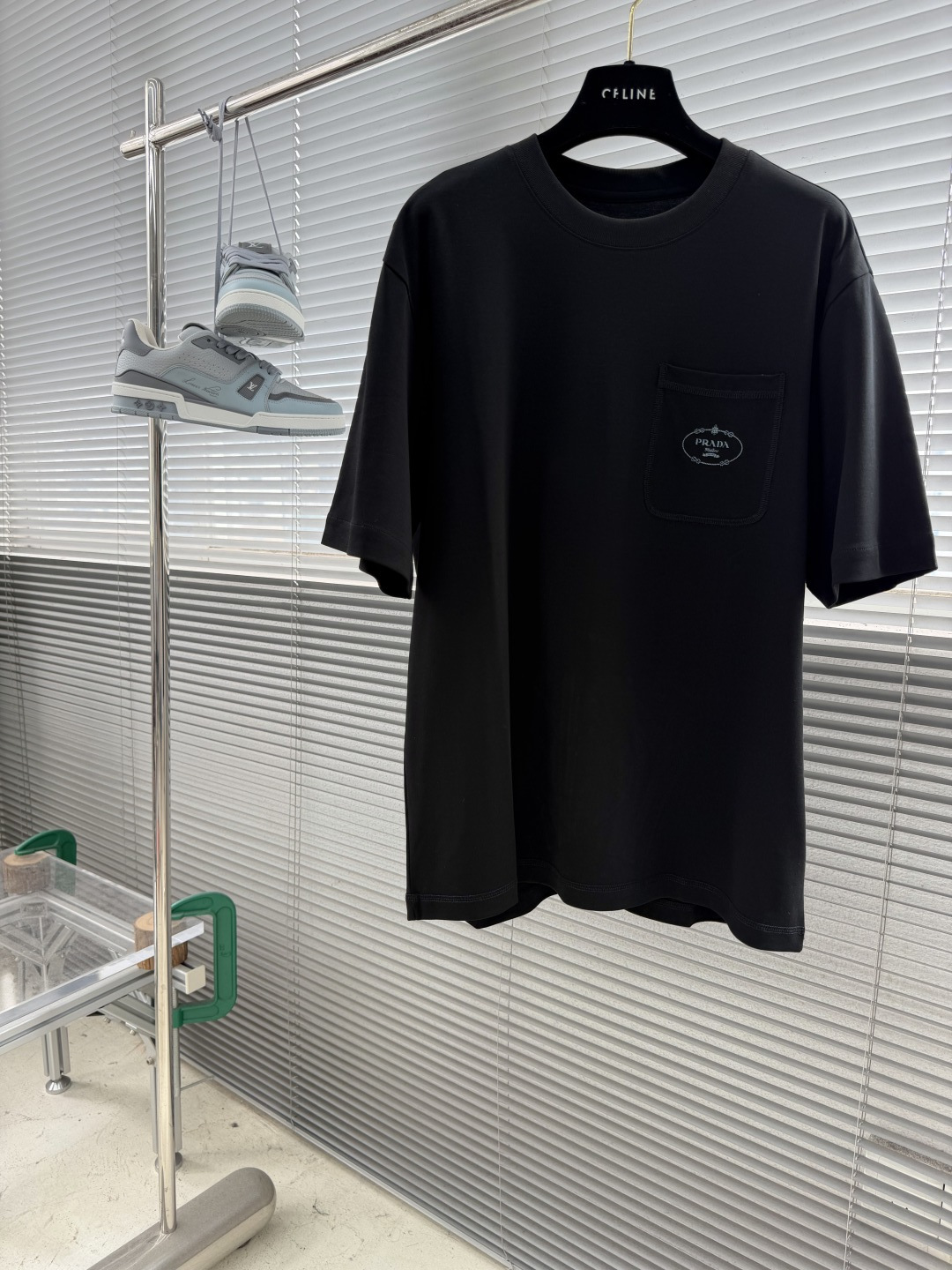 NO:912751,-PRAD 2026 spring and summer series round neck short-sleeved T-shirt, size M-5XL, regular fit, water-soft cotton double-sided, 200 grams weight, 95 cotton 5 spandex, high count double-sided fabric, soft cotton feel and comfortable experience, cotton-span weaving natural rebound. Craftsmanship, slightly wide version, chest pockets with exquisite printing technology.,, prada, T-shirt, tees, t-shirt,19860909-PRAD 2026春夏系列圆领短袖T恤 尺码M-5XL 常规版型 水柔棉双面,200克重,95棉5氨纶,高支数双面布,棉柔手感舒适体验,棉氨织造自然回弹. 工艺微阔版型,胸口的口袋加上精致的印花工艺.,,prada,T-shirt,tees，t-shirt,,Men's clothing
