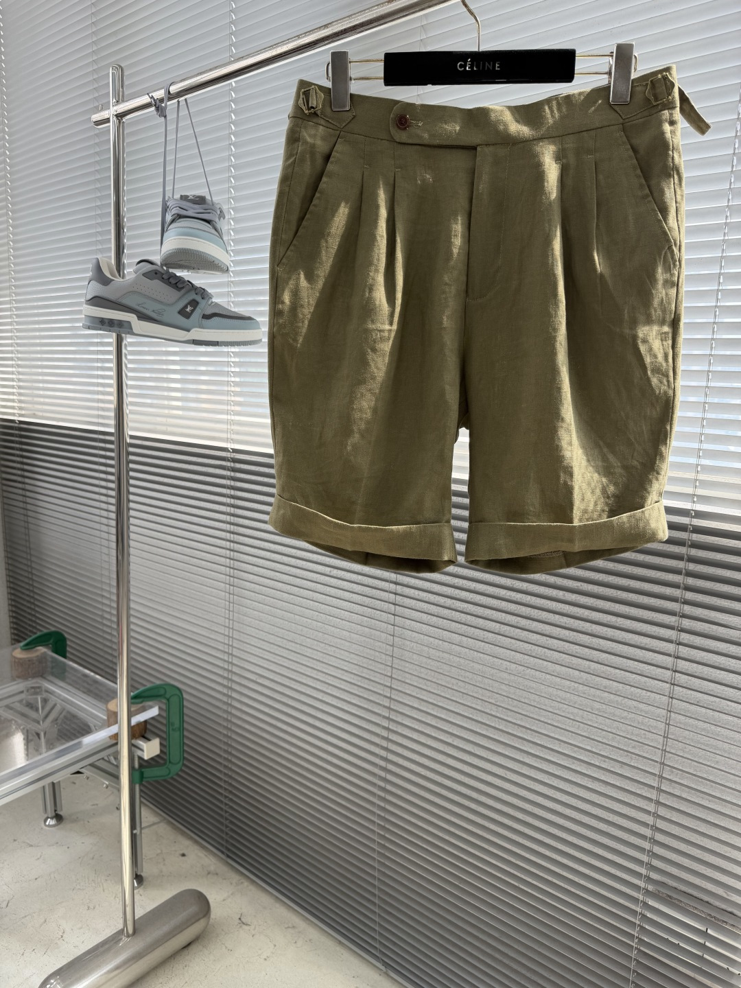 NO:905306,-Loro Piana SS26 summer Neapolitan high-definition linen shorts, made of pure linen, are cool, breathable and not sweaty, so comfortable for summer commuting~ Easy to switch between business and leisure, neat tailoring shows leg shape, and high-definition texture is hidden in the details. Boys wear it, refreshing and stylish, suitable for various occasions. Good pants wait for no one, grab them as soon as you like them, wear them early~ Size M-4XL,,loro piana,shorts,19860909-Loro Piana SS26夏季那不勒斯高定亚麻短裤,纯亚麻材质,自带凉感透气不闷汗,夏日通勤太舒服～ 商务休闲切换自如,利落剪裁显腿型,细节处藏着高定质感.男生穿它,清爽又有格调,适配各种场合.好裤不等人,喜欢就赶紧拿下,早穿早香～ 码数M-4XL,,loro piana,shorts,,Men's clothing