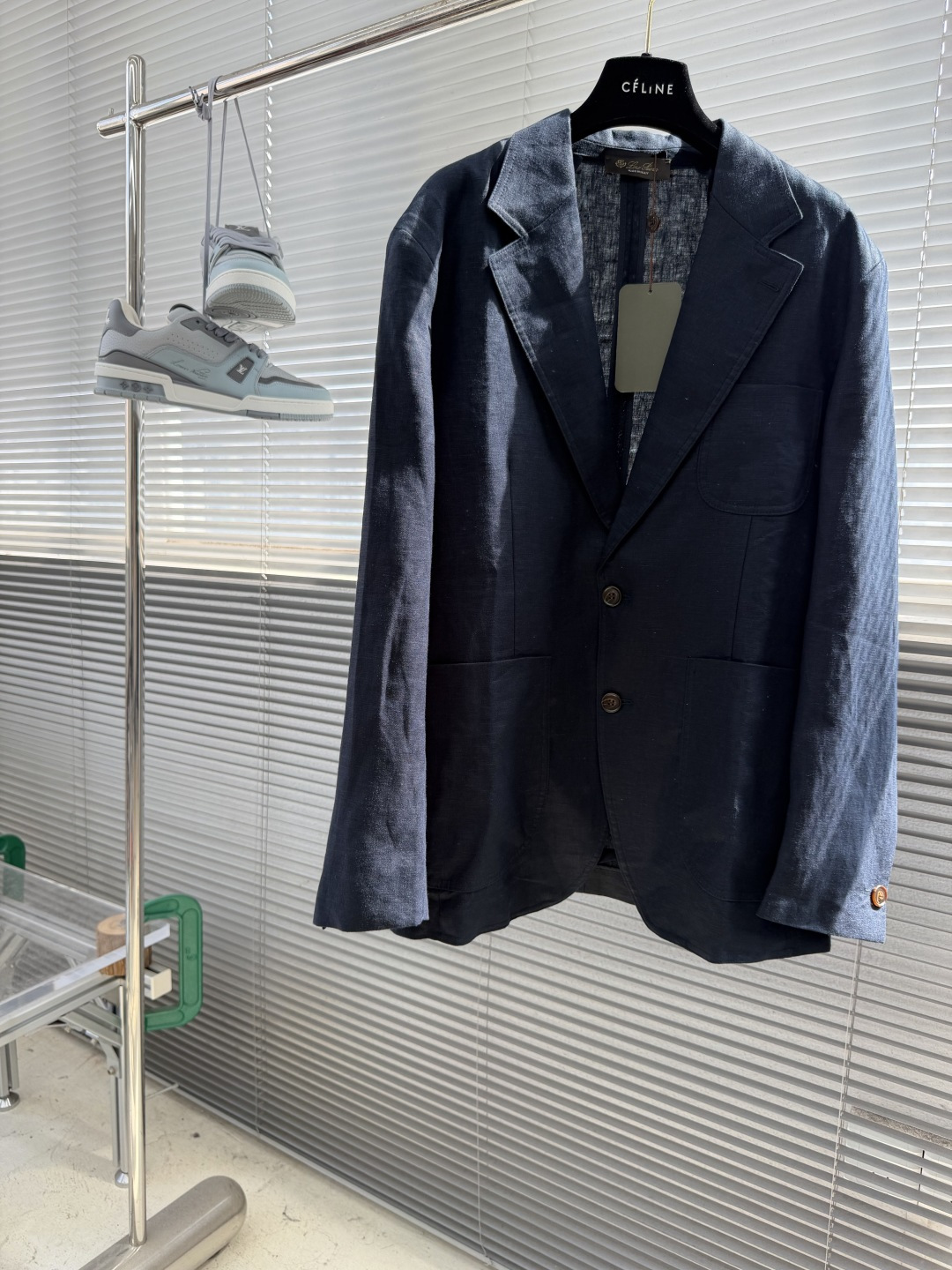 NO:912757,Top - Loro Piana's new old-money casual suit, unlocking a new style for commuting!  Linen fabric has its own breathability, it is breathable, light and weightless, so it is suitable for early spring~ The unstructured design is neat and simple, less restraint and more comfortable, it can be switched freely between leisure and commuting, and it is easy to wear it with a low-key sense of elegance~ It is a must-have style for the new season, grab it now if you like it!  Color navy, size M-3XL, loro piana,19860909上衣 -Loro Piana 新款老钱休闲西服,解锁通勤新格调！亚麻面料自带呼吸感,透气轻薄无负担,早春穿正合适～ 无结构设计利落简约,少了束缚多了自在,休闲通勤切换自如,轻松穿出低调贵气感～ 新季刚需款,看上的抓紧下手！ 颜色藏青 码数M-3XL,,loro piana,,Men's clothing