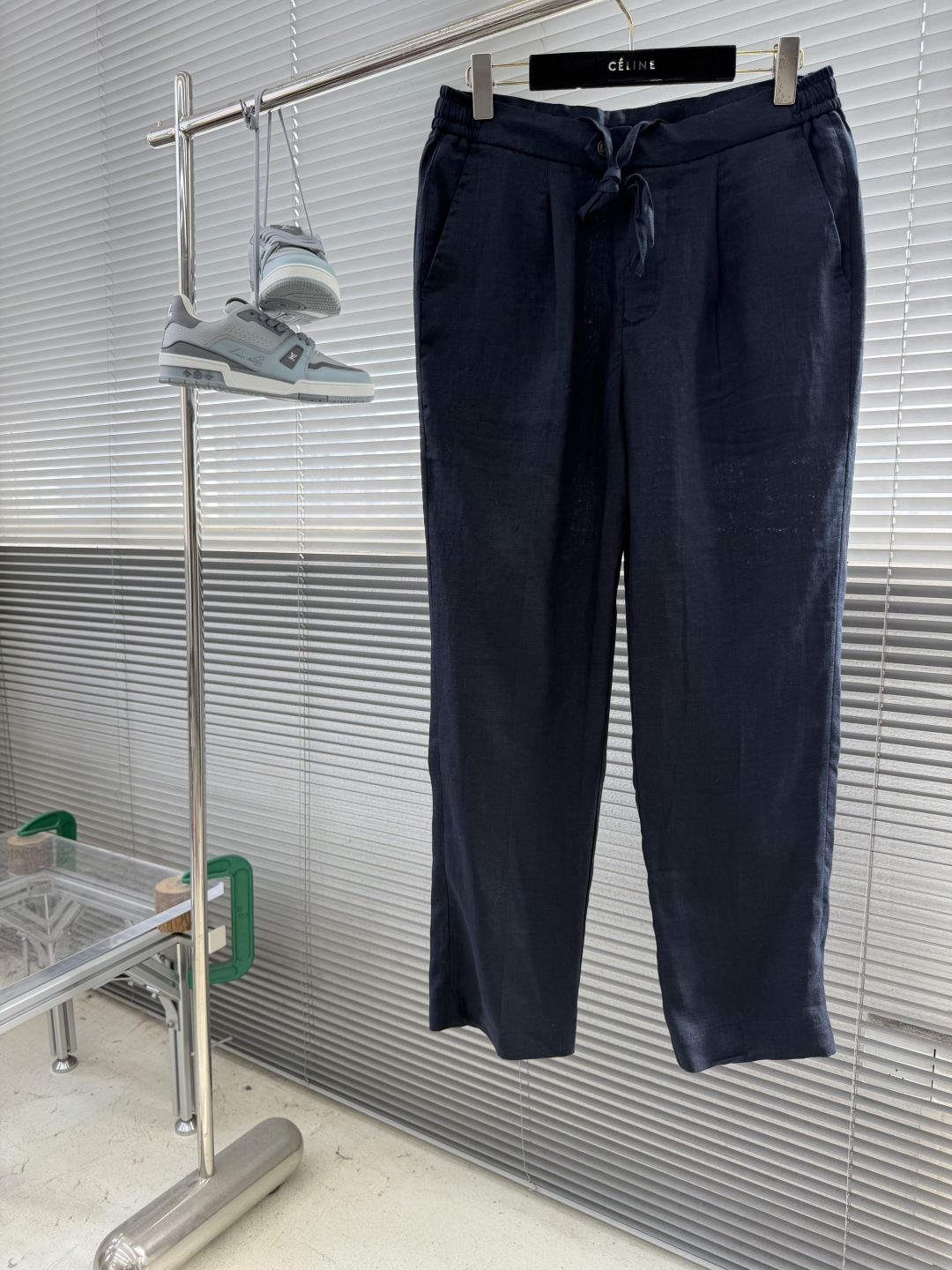 NO:912759,Pants -Loro Piana's new men's old money casual pants are here!  The linen fabric has a breathable feeling, is breathable and refreshing, and adapts to the temperature difference in early spring. The elastic waist design is free and unrestricted, and the old-money style relaxation is just right~ The style is neat and not procrastinating, and can be worn for daily commuting or traveling. The light and luxurious texture is hidden in the details, and the upper body has a low-key and classy style~ It is a must-have item in your wardrobe, so hurry up and grab it if you like it!  Color navy, size M-3XL, loro piana,19860909裤子 -Loro Piana 新款男士老钱休闲裤来了！亚麻面料自带呼吸感,透气清爽适配早春温差,松紧腰设计自在无束缚,老钱风的松弛感拿捏得恰到好处～ 版型利落不拖沓,日常通勤或出游都能搭,轻奢质感藏在细节里,上身就是低调有品的范儿～ 衣橱刚需款,看上的抓紧入手！ 颜色藏青 码数M-3XL,,loro piana,,Men's clothing