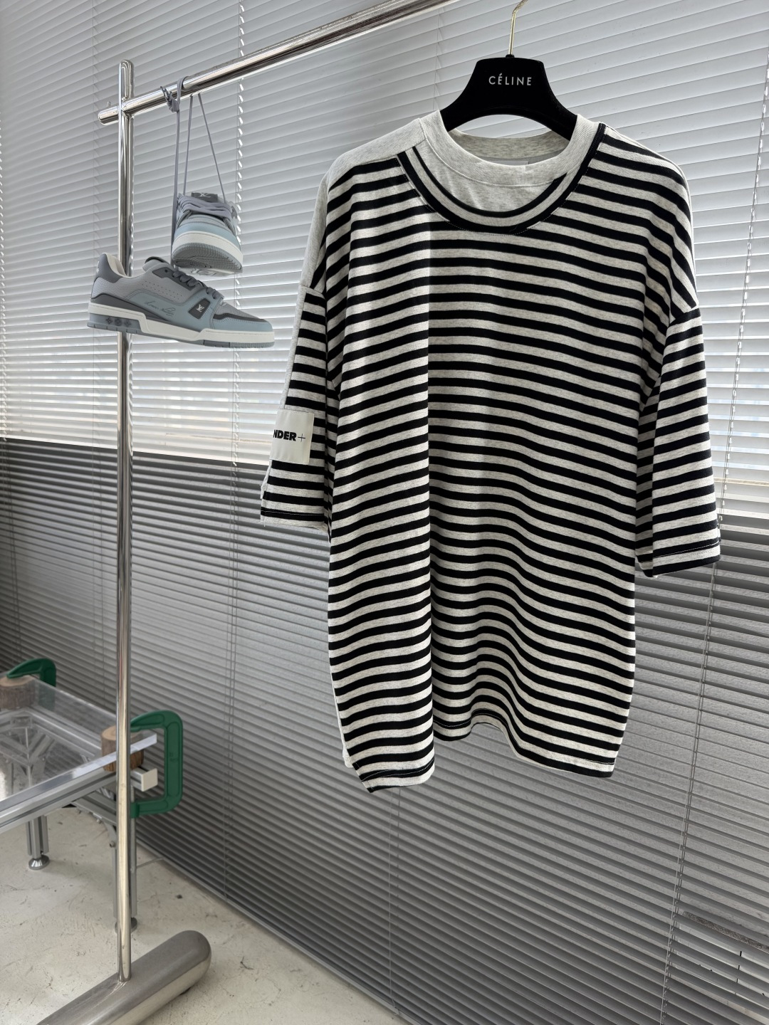 NO:905254,-JIL SANDER 26 new summer T-shirt, the Cleanfit style is just right~ The staggered diagonal hem design breaks the rules, the stripes and contrasting color splicing bring a sense of layering, and the fake two-piece shape saves the thought of matching. The upper body is neat and not procrastinating, and you can wear it in a high-end and simple style when going out or commuting every day. The quantity of good styles is limited, so hurry up and get it if you like it, unlocking the refreshing summer style~ Size M L XL,, jil sander, tees, t-shirt,19860909-JIL SANDER 26夏季新款T恤,Cleanfit风拿捏得恰到好处～ 错位斜切下摆设计打破常规,条纹撞色拼接自带层次感,假两件造型省去搭配心思.上身利落不拖沓,日常出街或通勤都能穿出高级简约范儿.好款数量有限,喜欢就赶紧入手,解锁夏日清爽型格～ 码数M L XL,,jil sander,tees，t-shirt,,Men's clothing