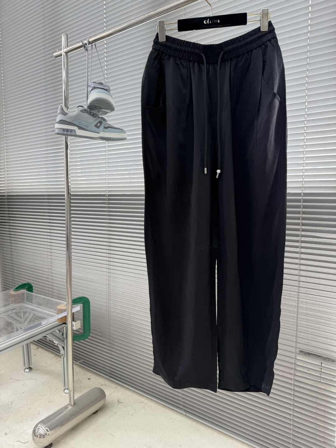 -YSL    SS26夏季长裤，舒服到不想脱～ 天丝棉麻混纺，自带呼吸感，闷热天穿也清爽。宽松版型藏肉