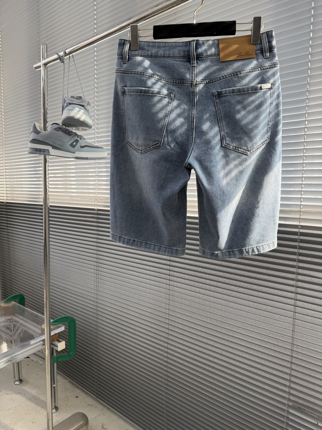 NO:912772,-Loro Piana new summer hardware logo denim shorts, denim material, although not elastic but very soft, good texture () Regular fit, size 29-38 (37),,loro piana,shorts,19860909-Loro Piana 夏季新款五金Logo牛仔短裤 牛仔材质,虽然无弹 但是很软,质感好() 常规版型 码数29-38（37）,,loro piana,shorts,,Men's clothing