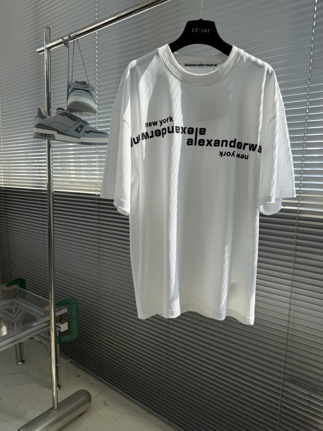 NO:912785,-alexander wang This piece with the inverted letter T really closes your eyes. It has a very recognizable reverse 'new york' slogan, and it has a direct feel for American street style. It has three color matching techniques, pure white, gentle light blue, and cool black bottom. It is heavy and thick pure cotton, not transparent, and the off-shoulder version hides the flesh and makes you slim. The same style for men and women is very suitable for couples. It can be matched with shorts, overalls, and jeans. It is a must-have item for all seasons!  Same style for men and women, sizes S-XXL,,shorts,jeans,19860909-alexander wang 这件倒置字母T真的闭眼入 辨识度拉满的反向“new york”标语,美式街头感直接拿捏,三种配色工艺,纯白、浅蓝温柔、黑底酷飒 重磅厚实纯棉,不透肉、落肩版型藏肉显瘦,男女同款做情侣款超合适,搭配短裤、工装裤、牛仔裤都百搭,四季内搭刚需单品！ 男女同款 码数S-XXL,,shorts,jeans,,Men's clothing